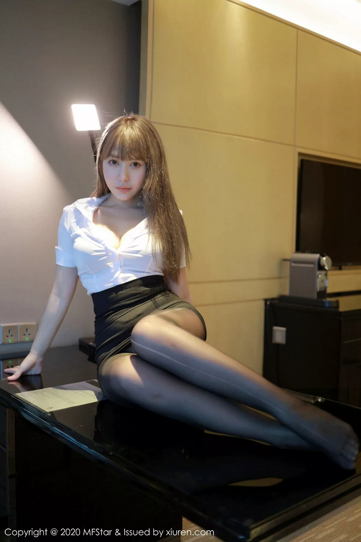 秀人集.com_[MFStar模范学院]Vol.257_嫩模Evelyn艾莉职场秘书制服白衬衣露豪乳半球诱惑写真70P