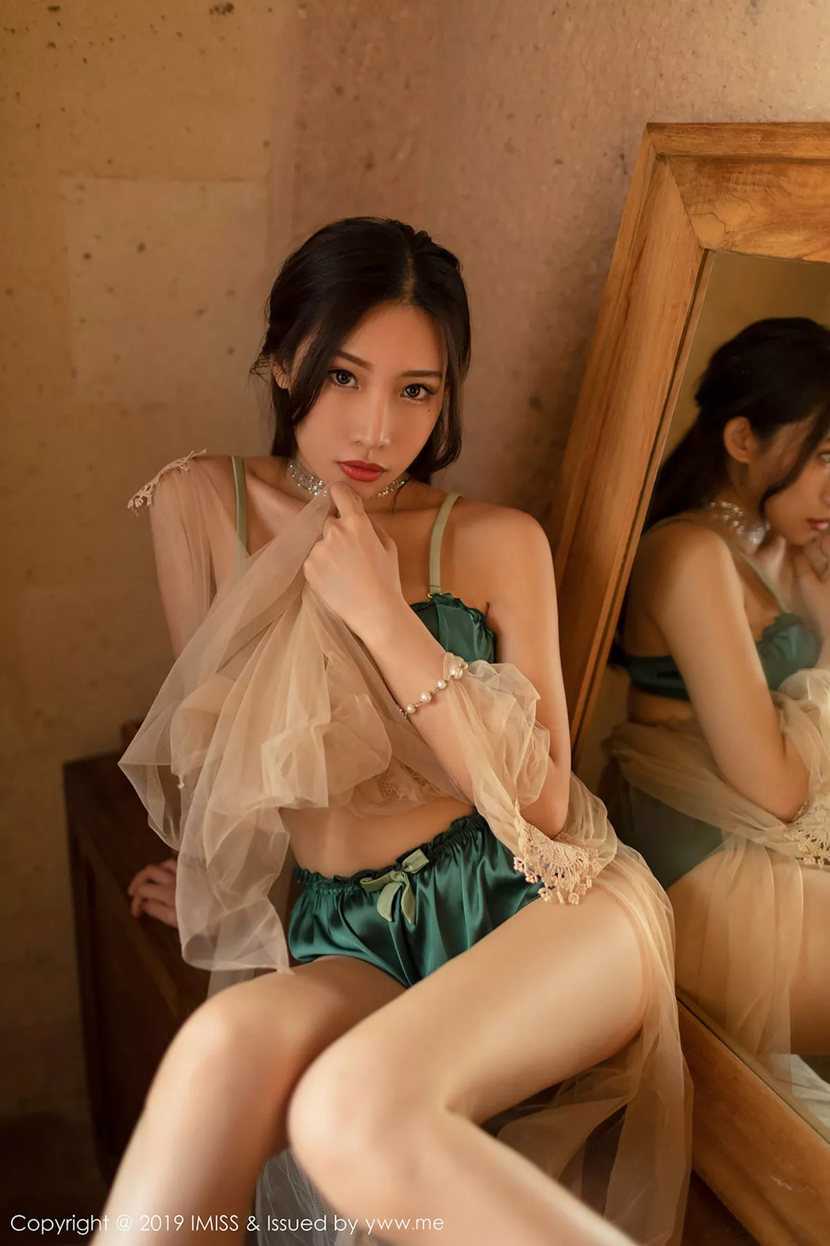 秀人集.com_[IMISS爱蜜社]Vol.319_女神小狐狸Kathryn土耳其旅拍吊带内衣配牛仔热裤性感写真40P