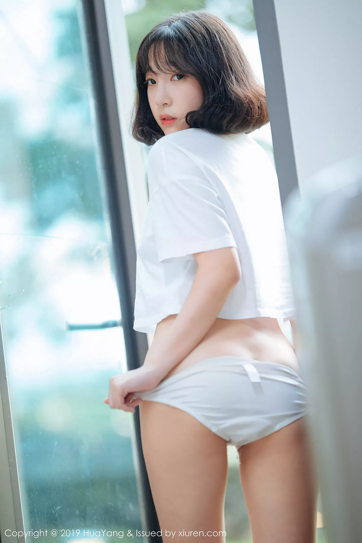 秀人集.com_[HuaYang花漾]Vol.109_韩国妹子模特_卿卿户外真空白色短袖衫大胆露出性感写真45P