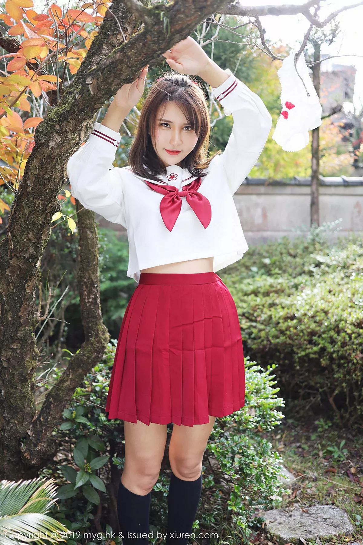 秀人集.com_[MyGirl美媛馆]Vol.341_女神SOLO-尹菲日本旅拍户外红色学生制服清爽迷人写真44P