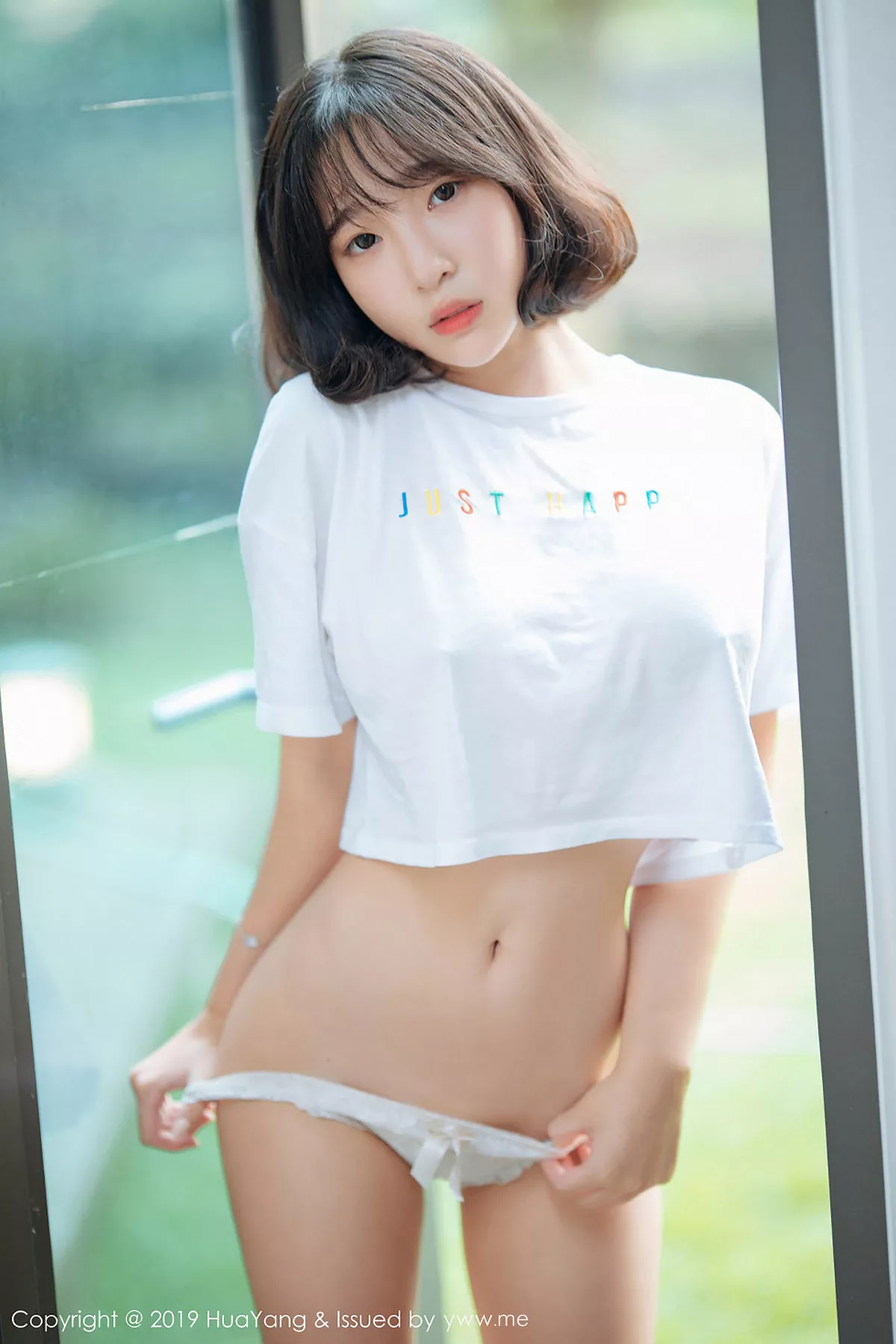 秀人集.com_[HuaYang花漾]Vol.109_韩国妹子模特_卿卿户外真空白色短袖衫大胆露出性感写真45P