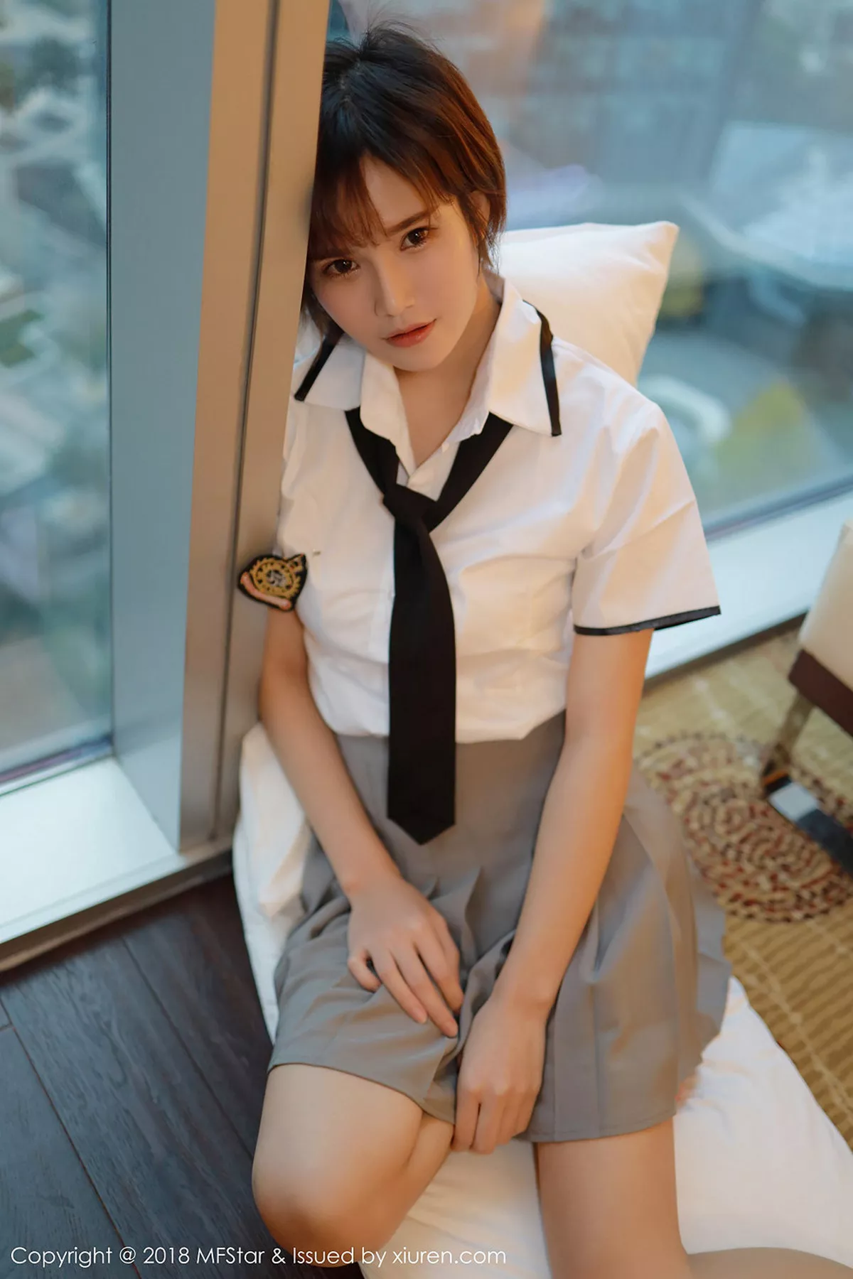 秀人集.com_[MFStar模范学院]Vol.172_嫩模小姿2002私房学生制服半脱白衬衣露性感美胸写真51P