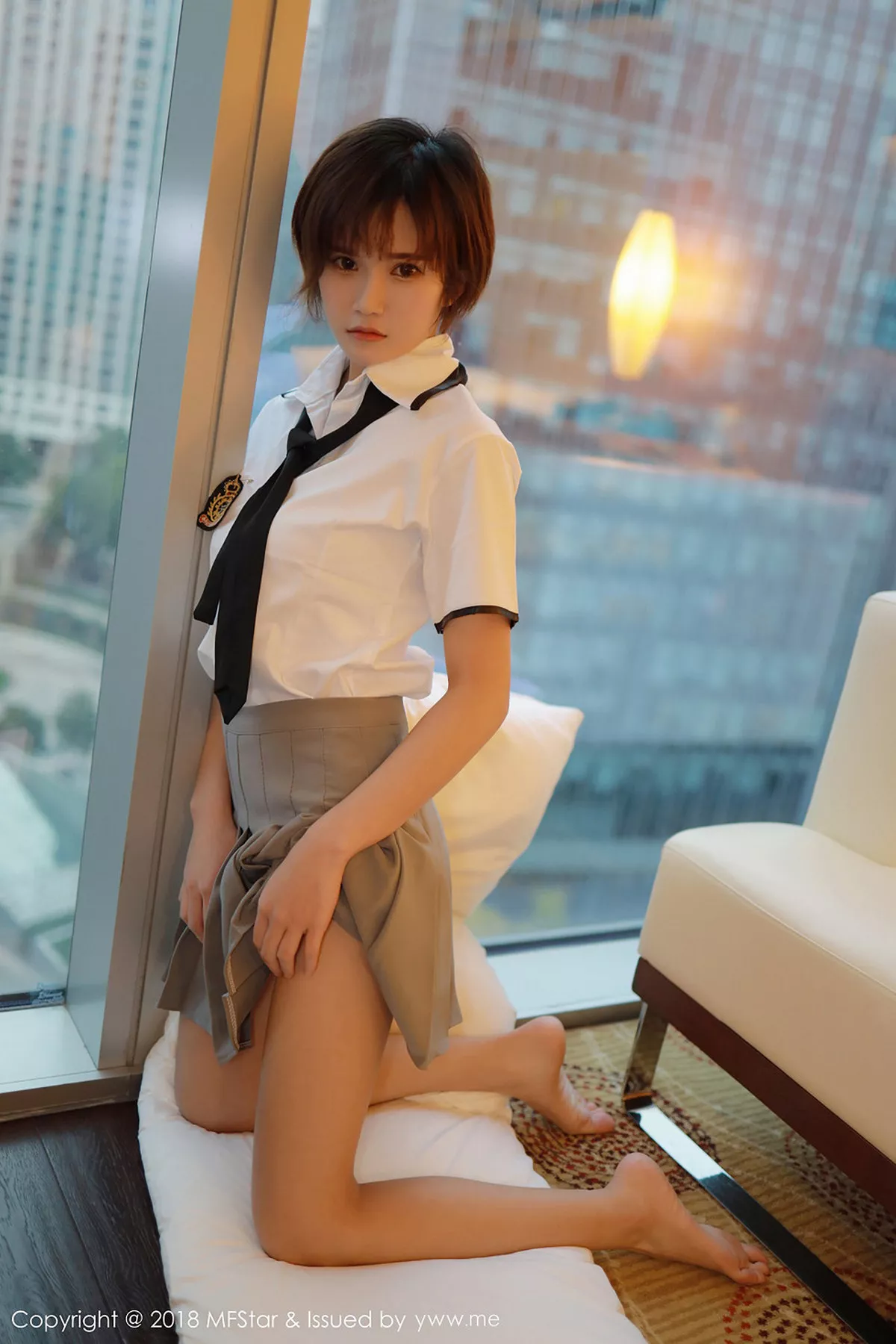 秀人集.com_[MFStar模范学院]Vol.172_嫩模小姿2002私房学生制服半脱白衬衣露性感美胸写真51P