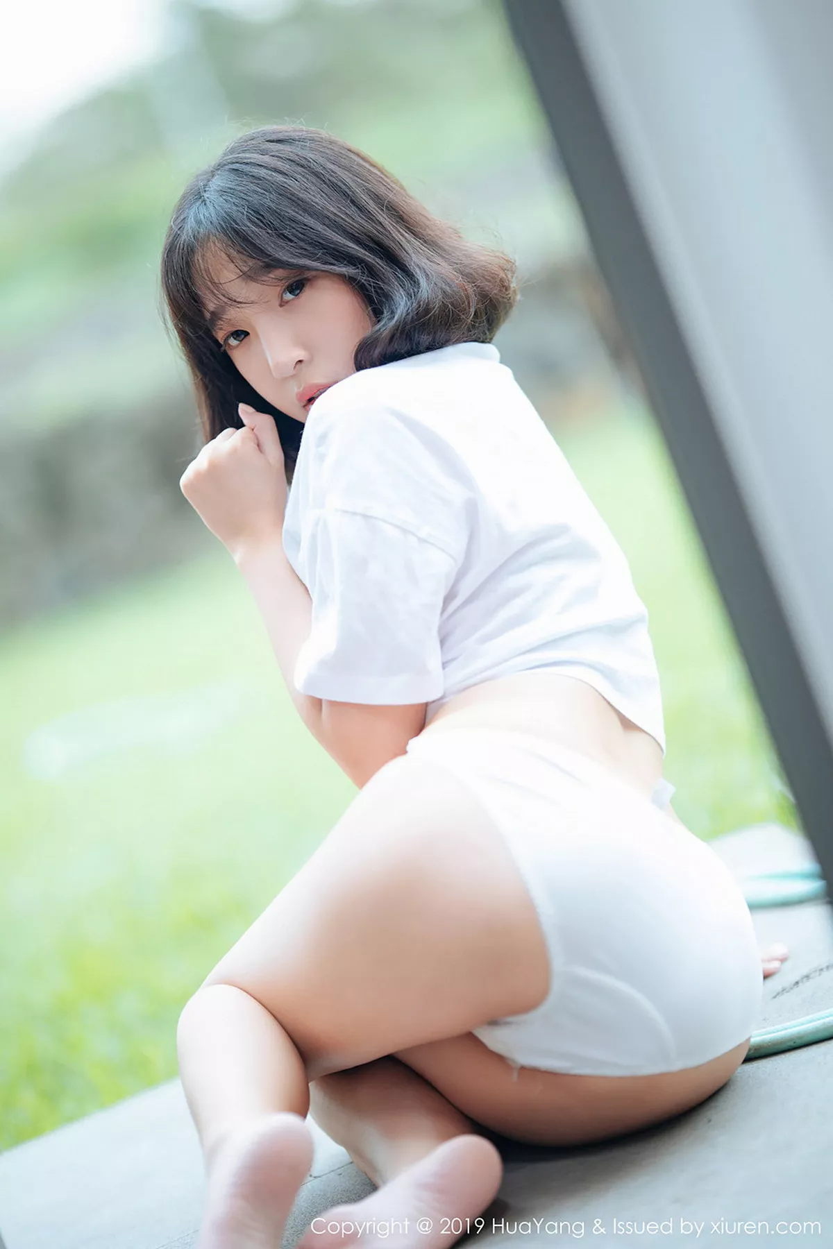 秀人集.com_[HuaYang花漾]Vol.109_韩国妹子模特_卿卿户外真空白色短袖衫大胆露出性感写真45P