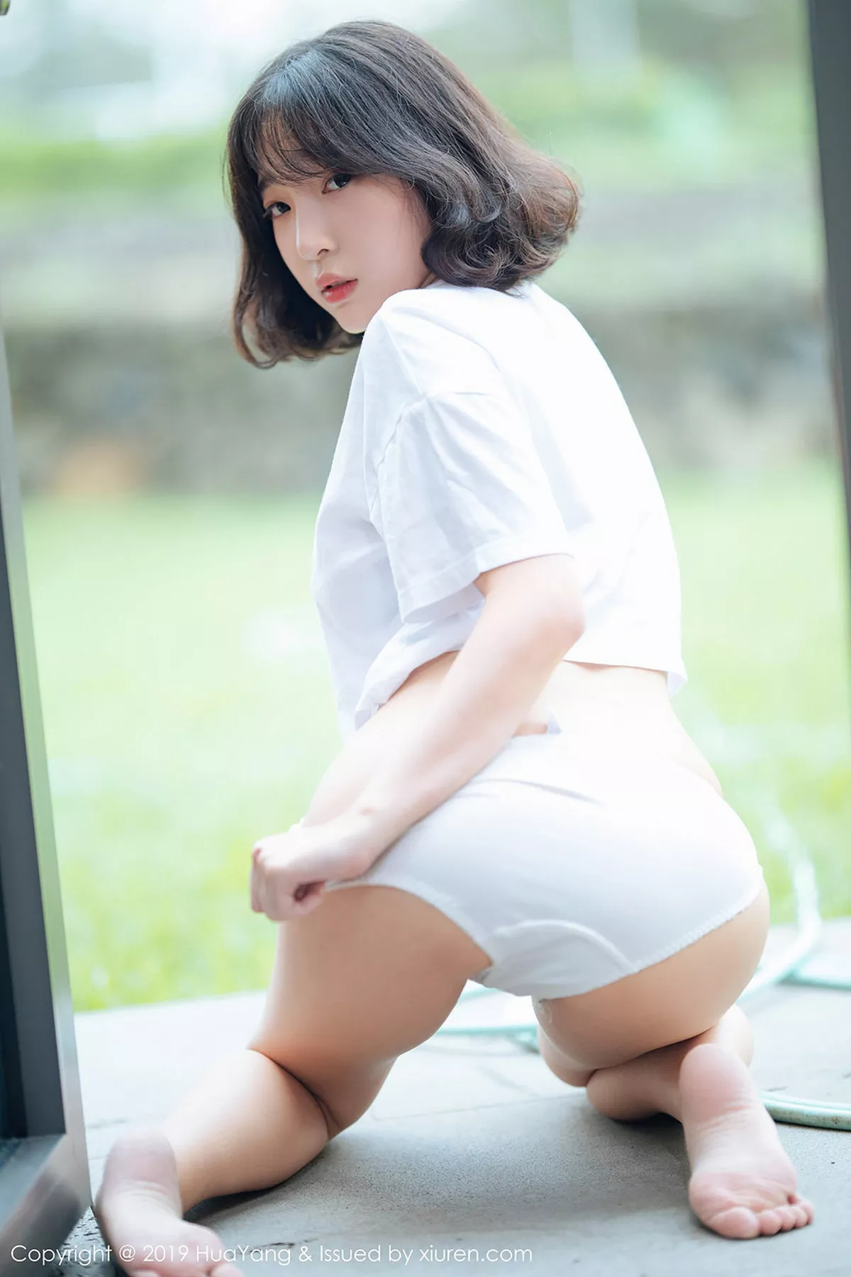 秀人集.com_[HuaYang花漾]Vol.109_韩国妹子模特_卿卿户外真空白色短袖衫大胆露出性感写真45P