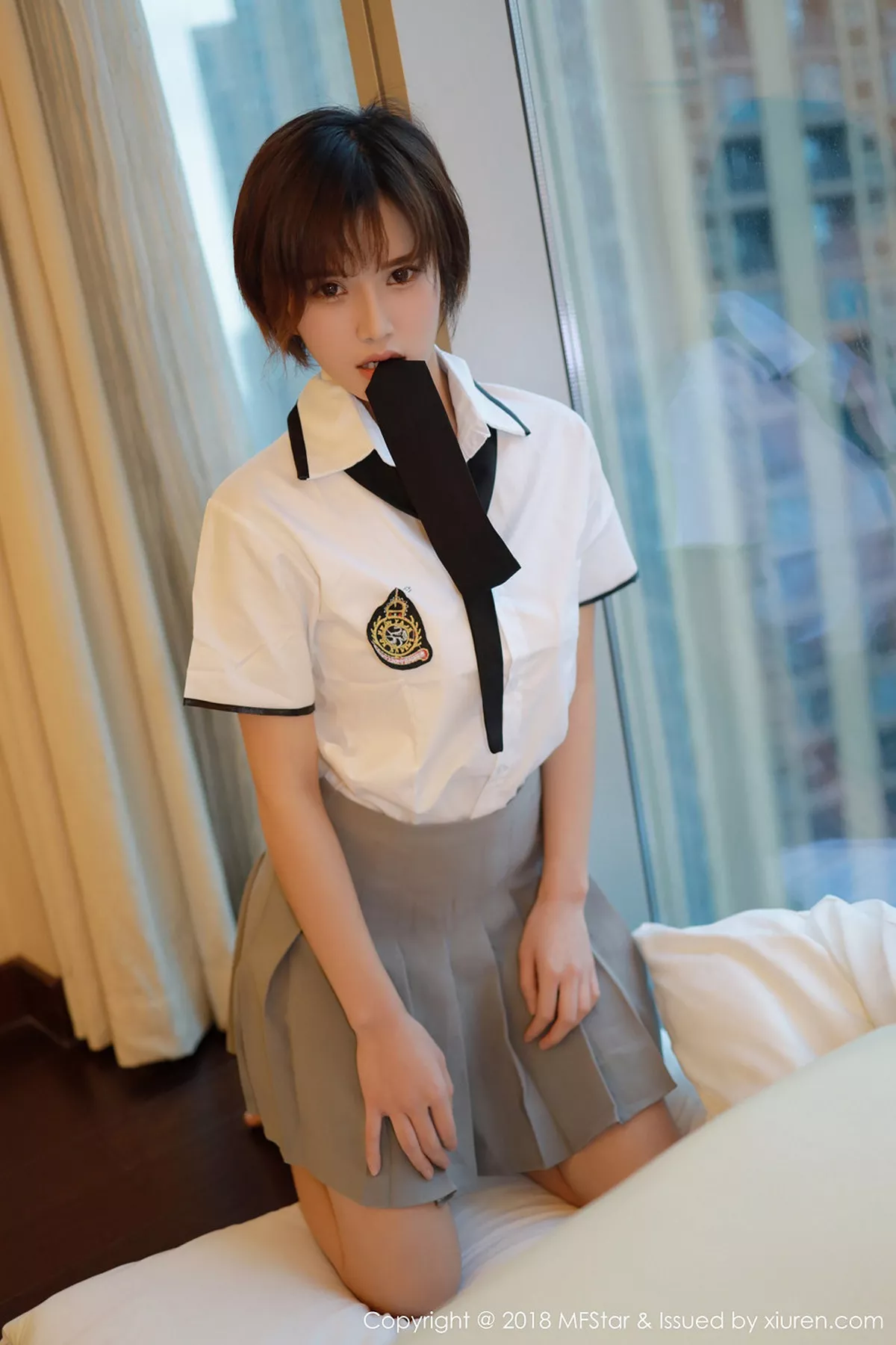 秀人集.com_[MFStar模范学院]Vol.172_嫩模小姿2002私房学生制服半脱白衬衣露性感美胸写真51P