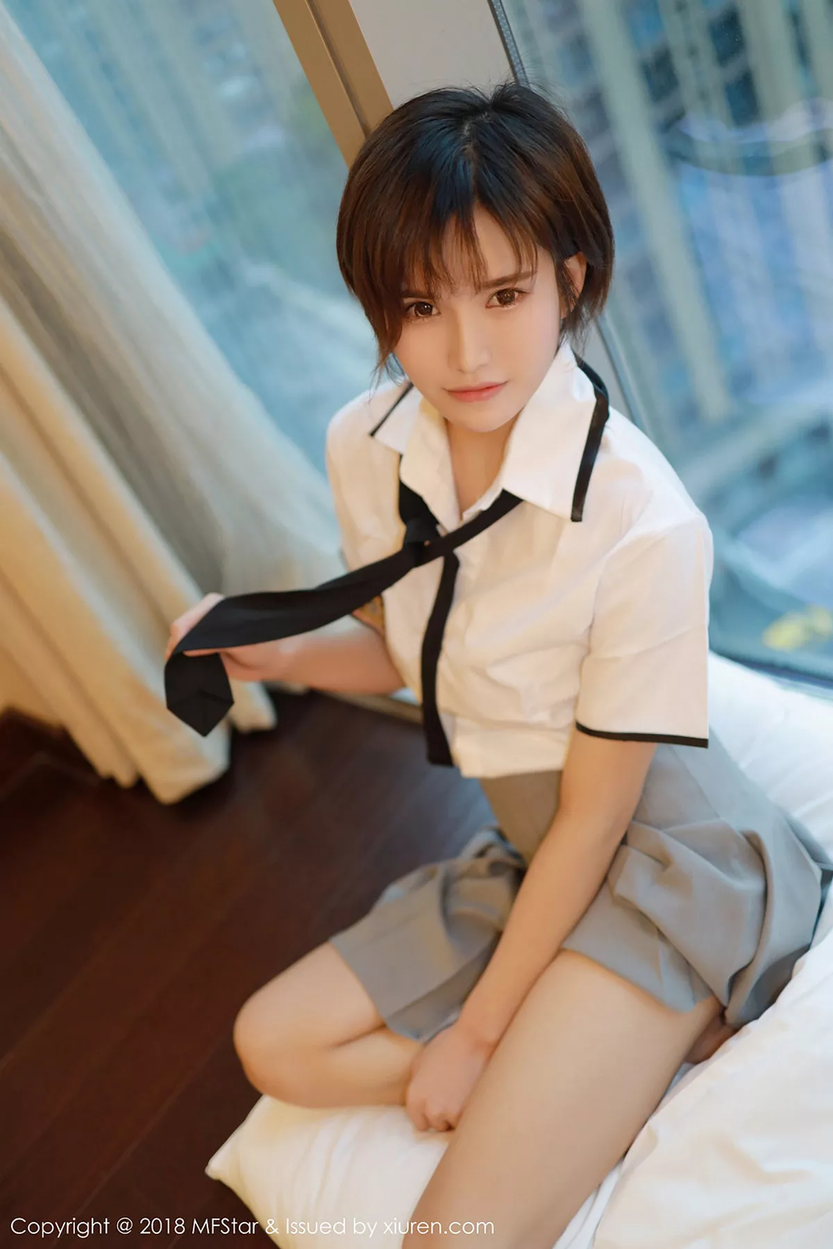 秀人集.com_[MFStar模范学院]Vol.172_嫩模小姿2002私房学生制服半脱白衬衣露性感美胸写真51P