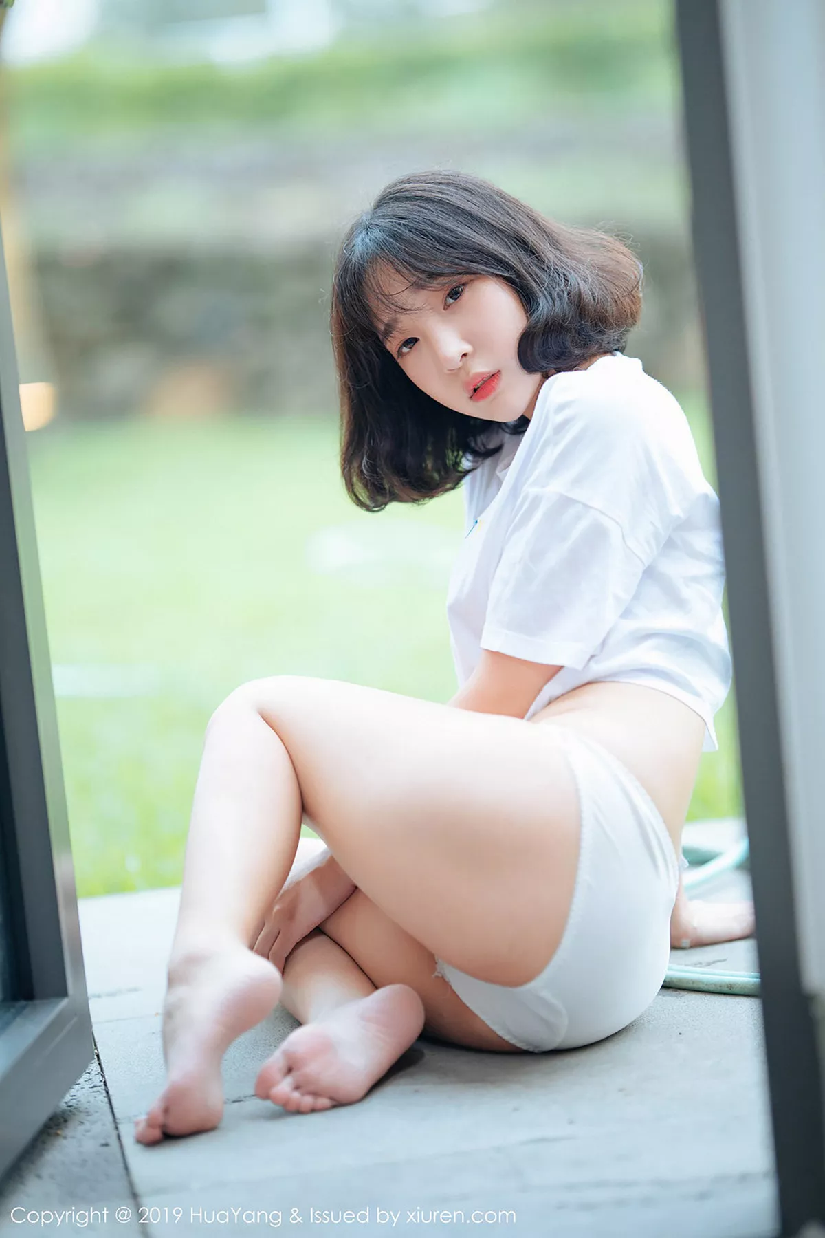 秀人集.com_[HuaYang花漾]Vol.109_韩国妹子模特_卿卿户外真空白色短袖衫大胆露出性感写真45P