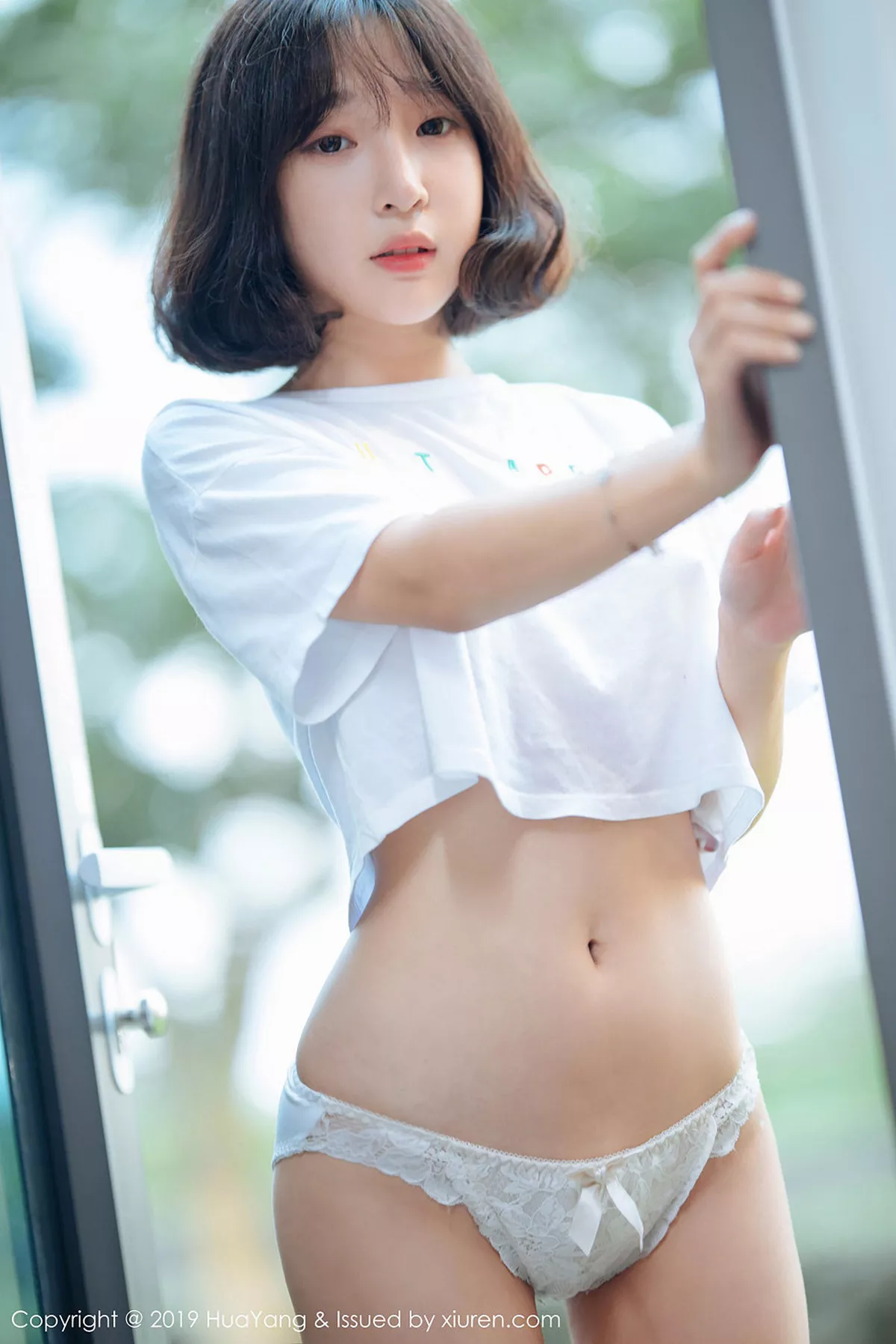 秀人集.com_[HuaYang花漾]Vol.109_韩国妹子模特_卿卿户外真空白色短袖衫大胆露出性感写真45P