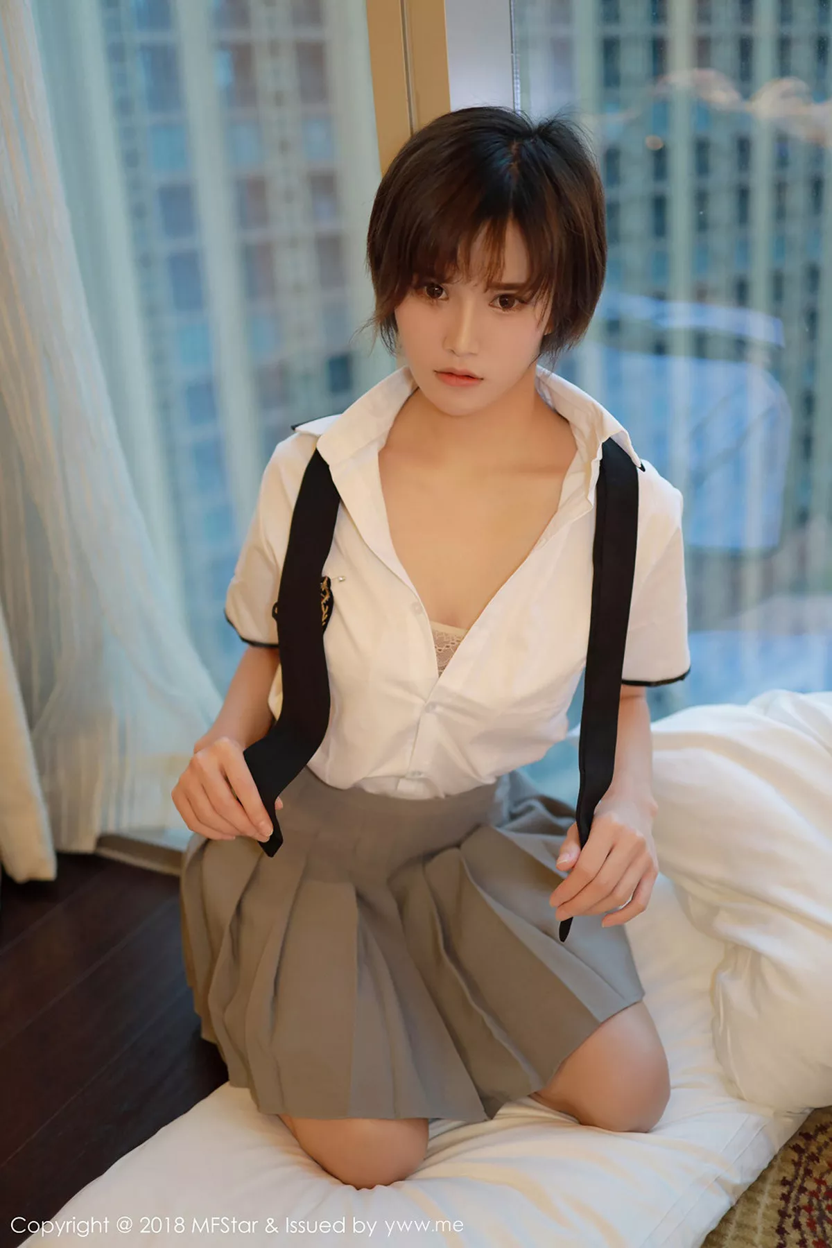 秀人集.com_[MFStar模范学院]Vol.172_嫩模小姿2002私房学生制服半脱白衬衣露性感美胸写真51P
