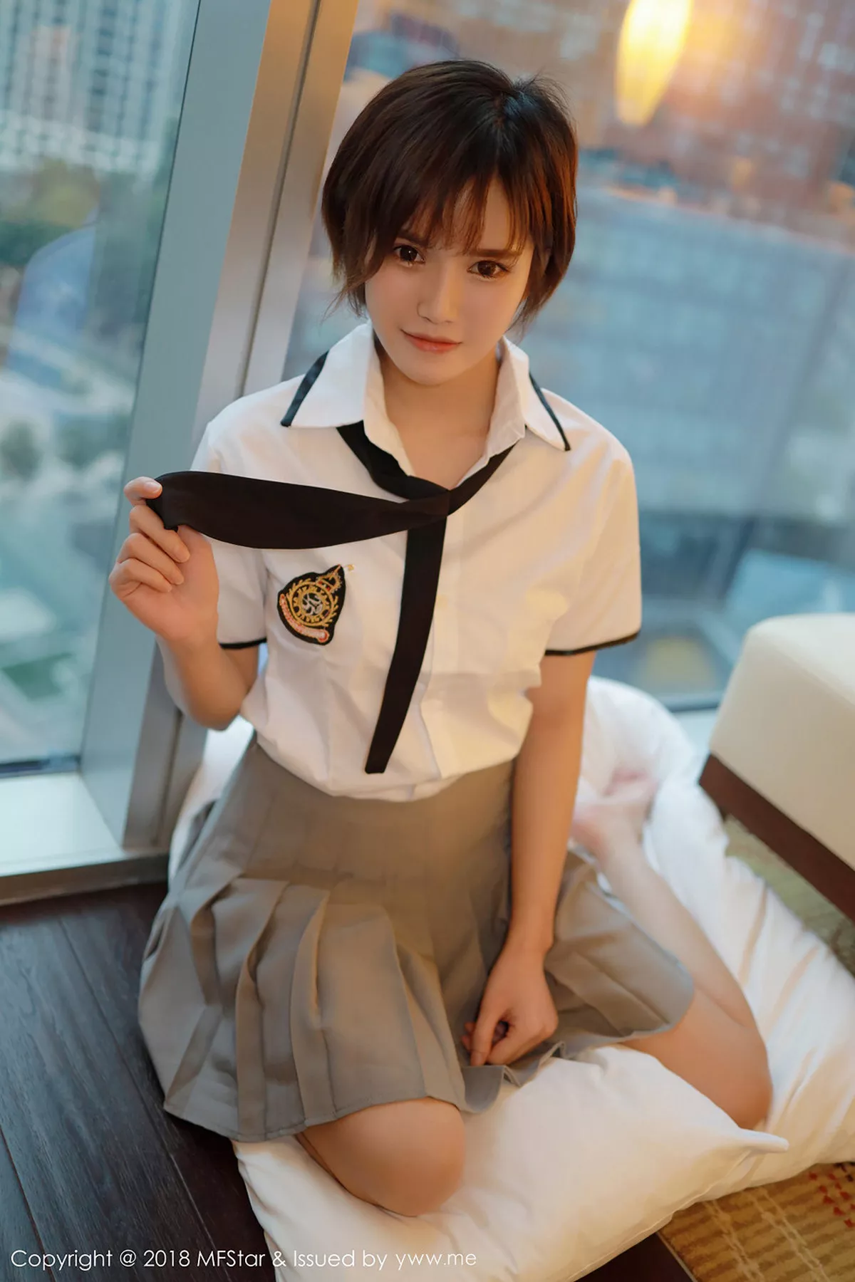 秀人集.com_[MFStar模范学院]Vol.172_嫩模小姿2002私房学生制服半脱白衬衣露性感美胸写真51P