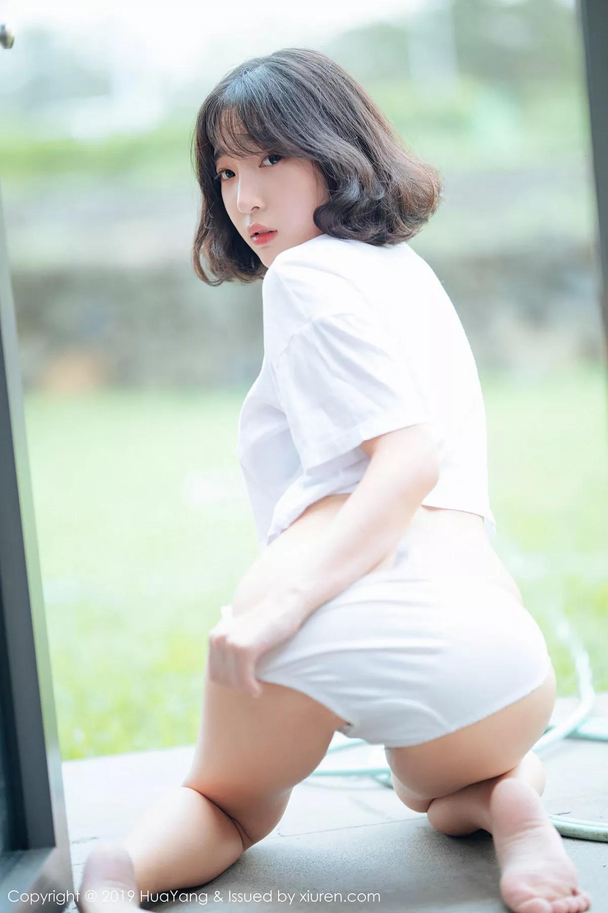 秀人集.com_[HuaYang花漾]Vol.109_韩国妹子模特_卿卿户外真空白色短袖衫大胆露出性感写真45P