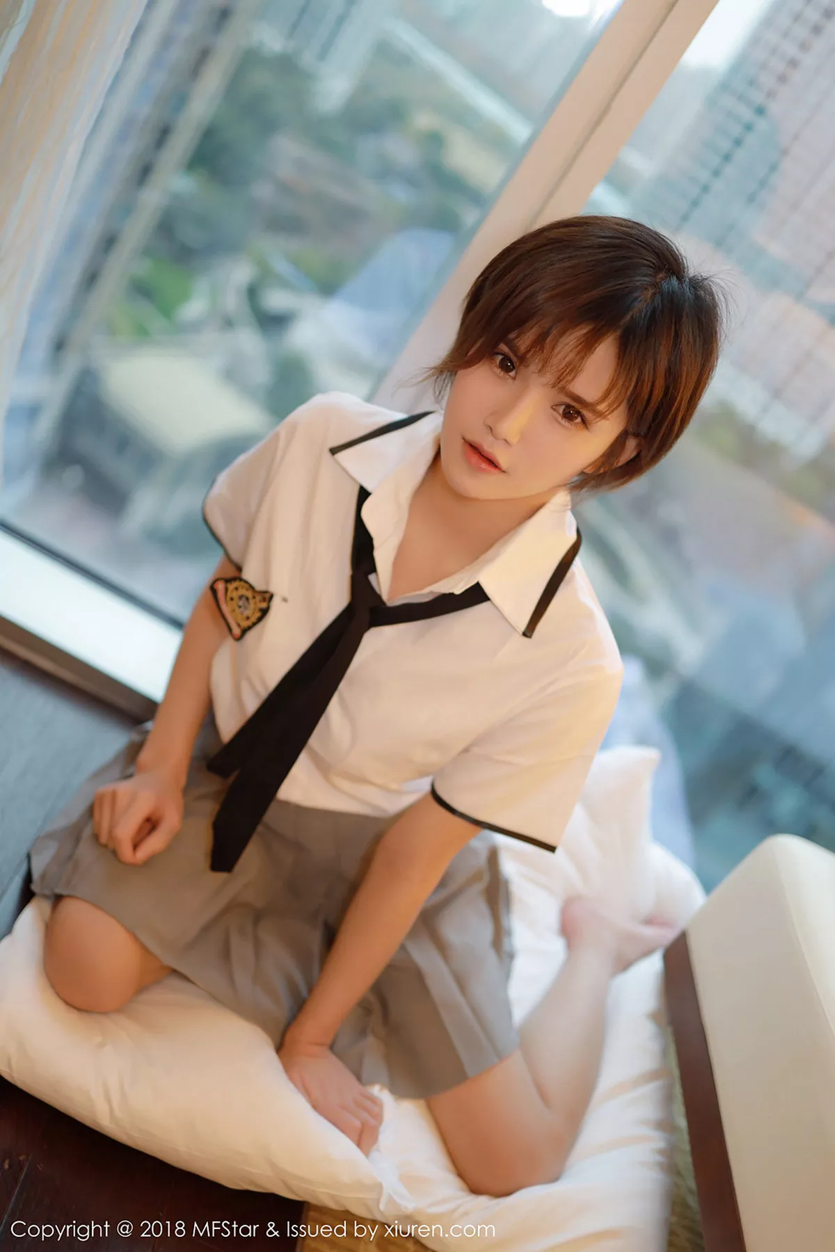 秀人集.com_[MFStar模范学院]Vol.172_嫩模小姿2002私房学生制服半脱白衬衣露性感美胸写真51P
