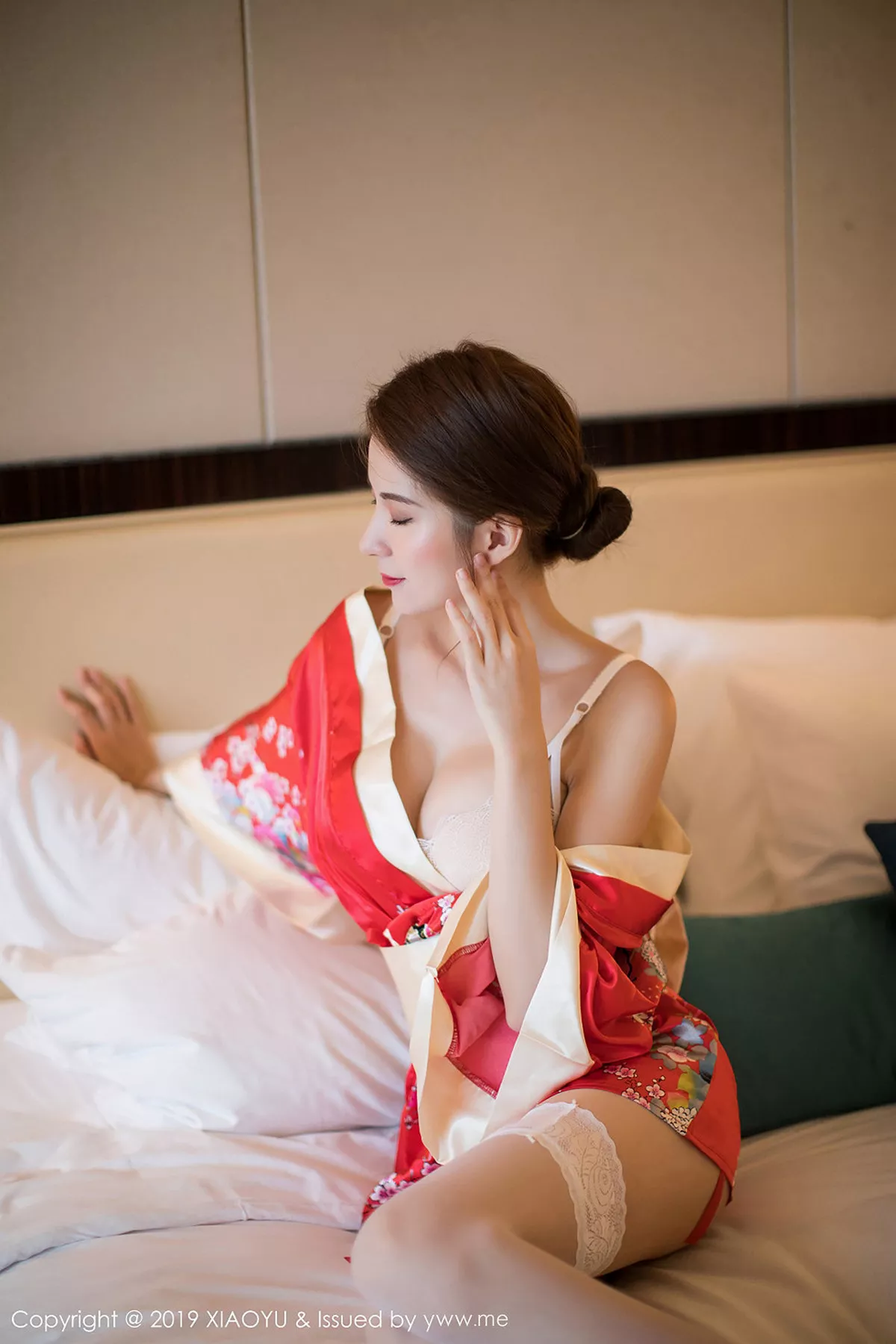 秀人集.com_[XiaoYu画语界]Vol.014_女神Carry私房性感红色和服配白色蕾丝袜妩媚诱惑写真53P