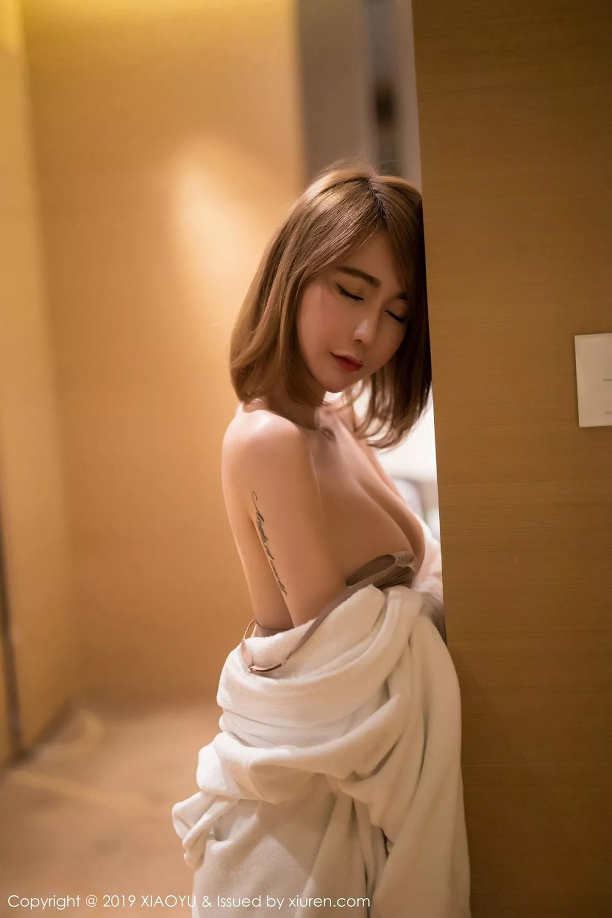 秀人集.com_[XiaoYu画语界]Vol.023_嫩模楚恬Olivia床上私房内衣系列半露酥胸撩人诱惑写真62P