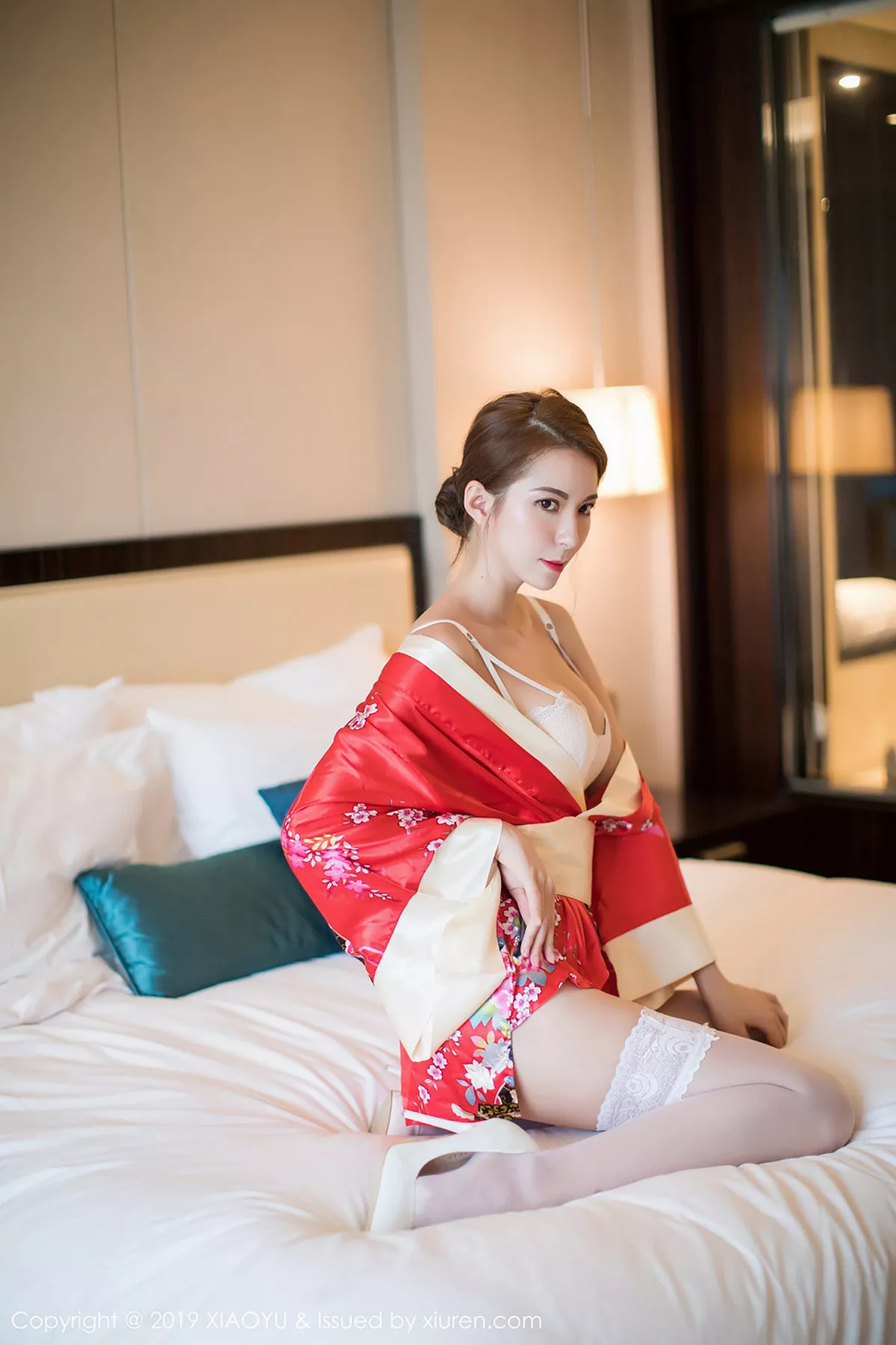 秀人集.com_[XiaoYu画语界]Vol.014_女神Carry私房性感红色和服配白色蕾丝袜妩媚诱惑写真53P
