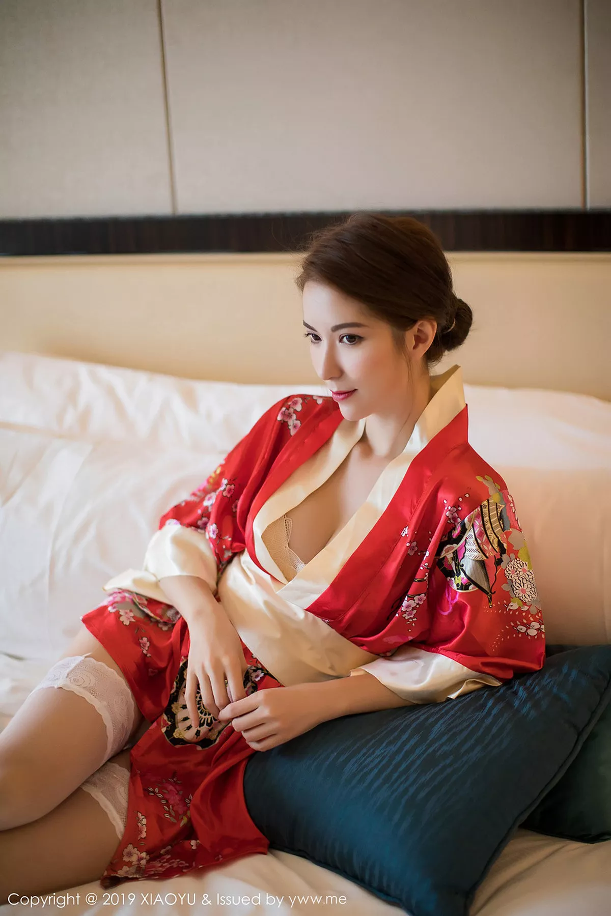 秀人集.com_[XiaoYu画语界]Vol.014_女神Carry私房性感红色和服配白色蕾丝袜妩媚诱惑写真53P