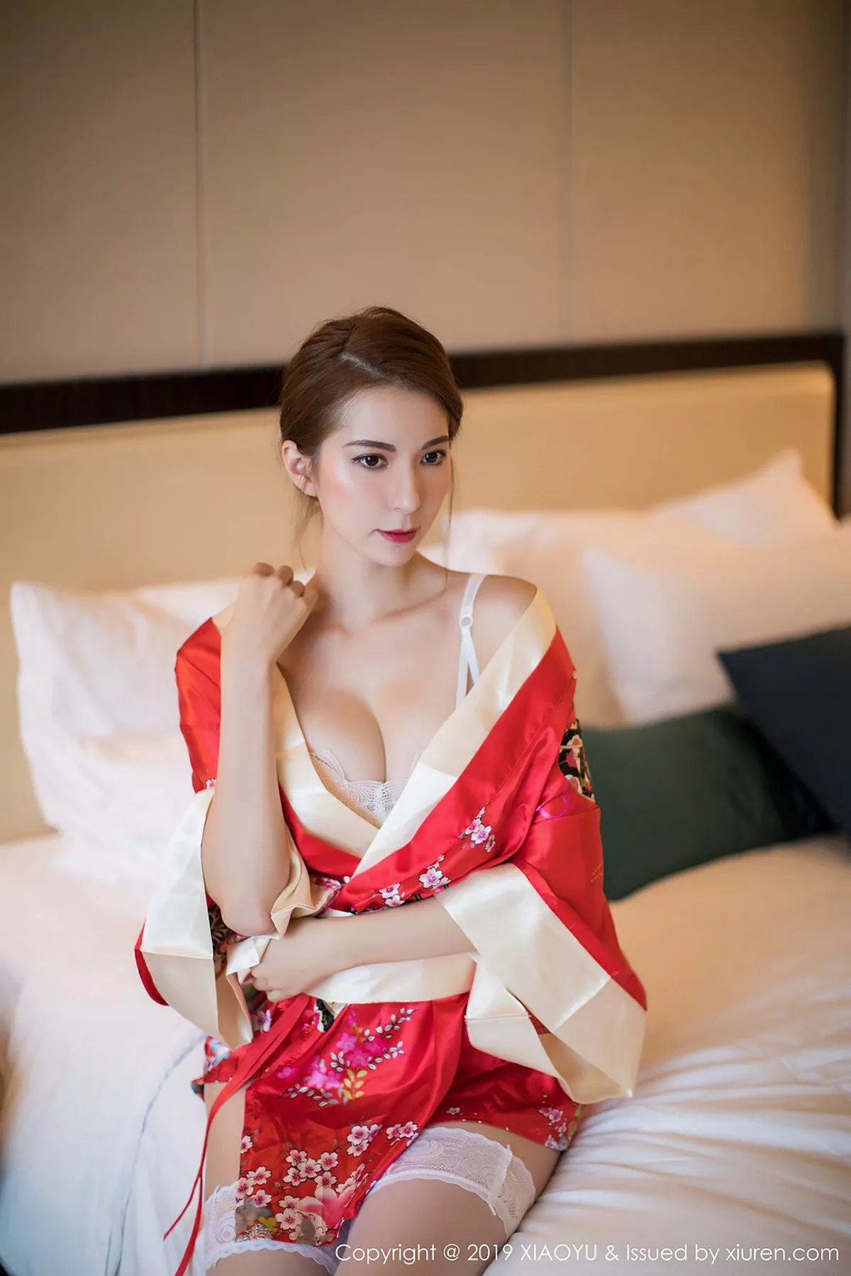 秀人集.com_[XiaoYu画语界]Vol.014_女神Carry私房性感红色和服配白色蕾丝袜妩媚诱惑写真53P