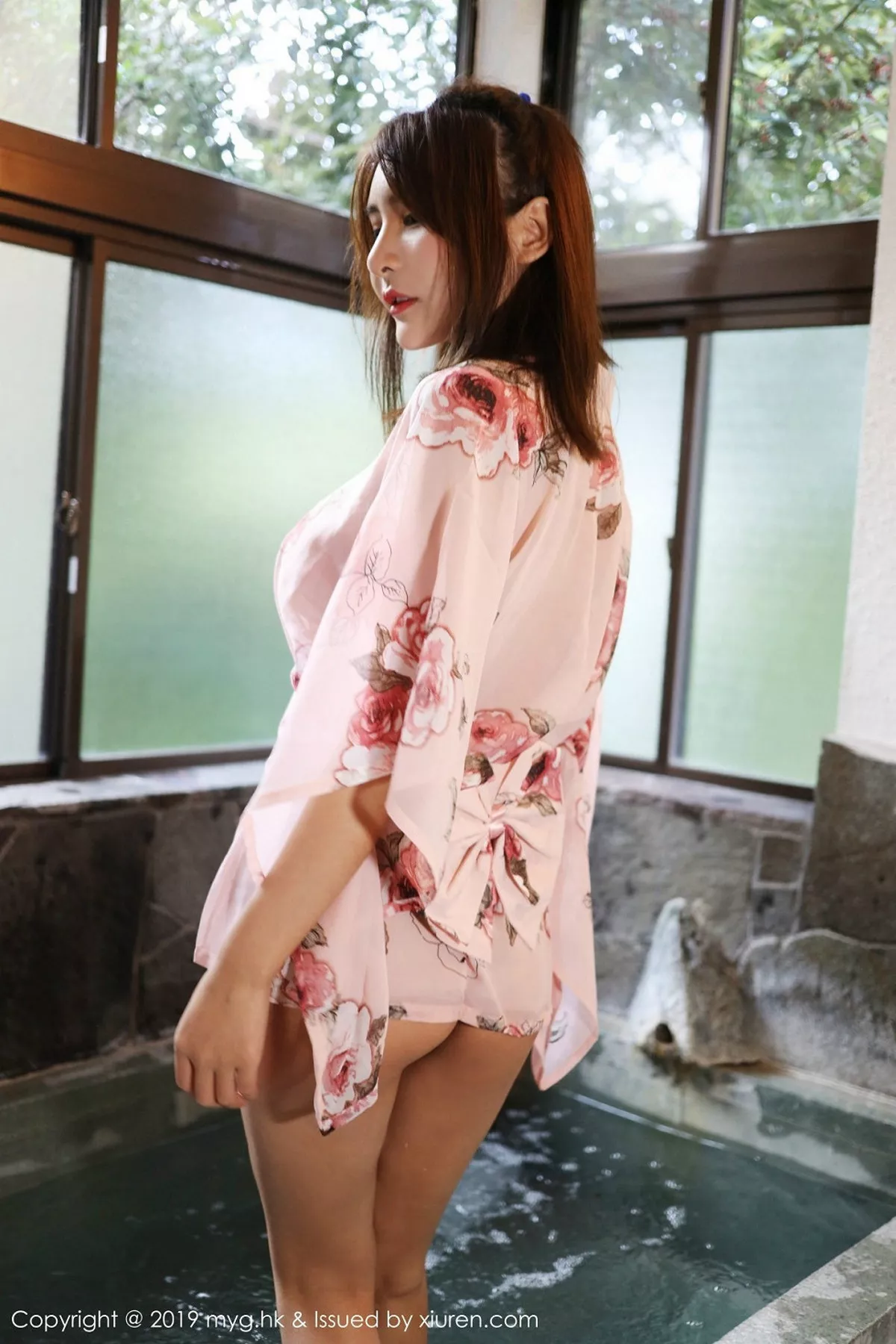 秀人集.com_[MyGirl美媛馆]Vol.345_女神SOLO-尹菲日本旅拍浴池里白色薄纱连身裙湿身诱惑写真43P