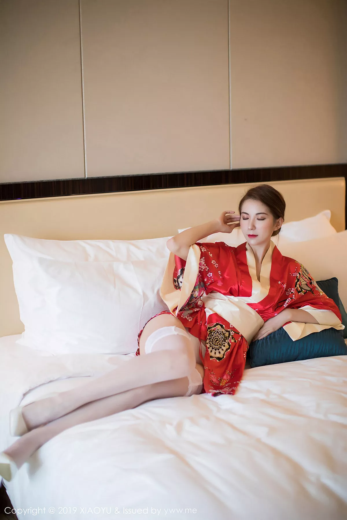 秀人集.com_[XiaoYu画语界]Vol.014_女神Carry私房性感红色和服配白色蕾丝袜妩媚诱惑写真53P