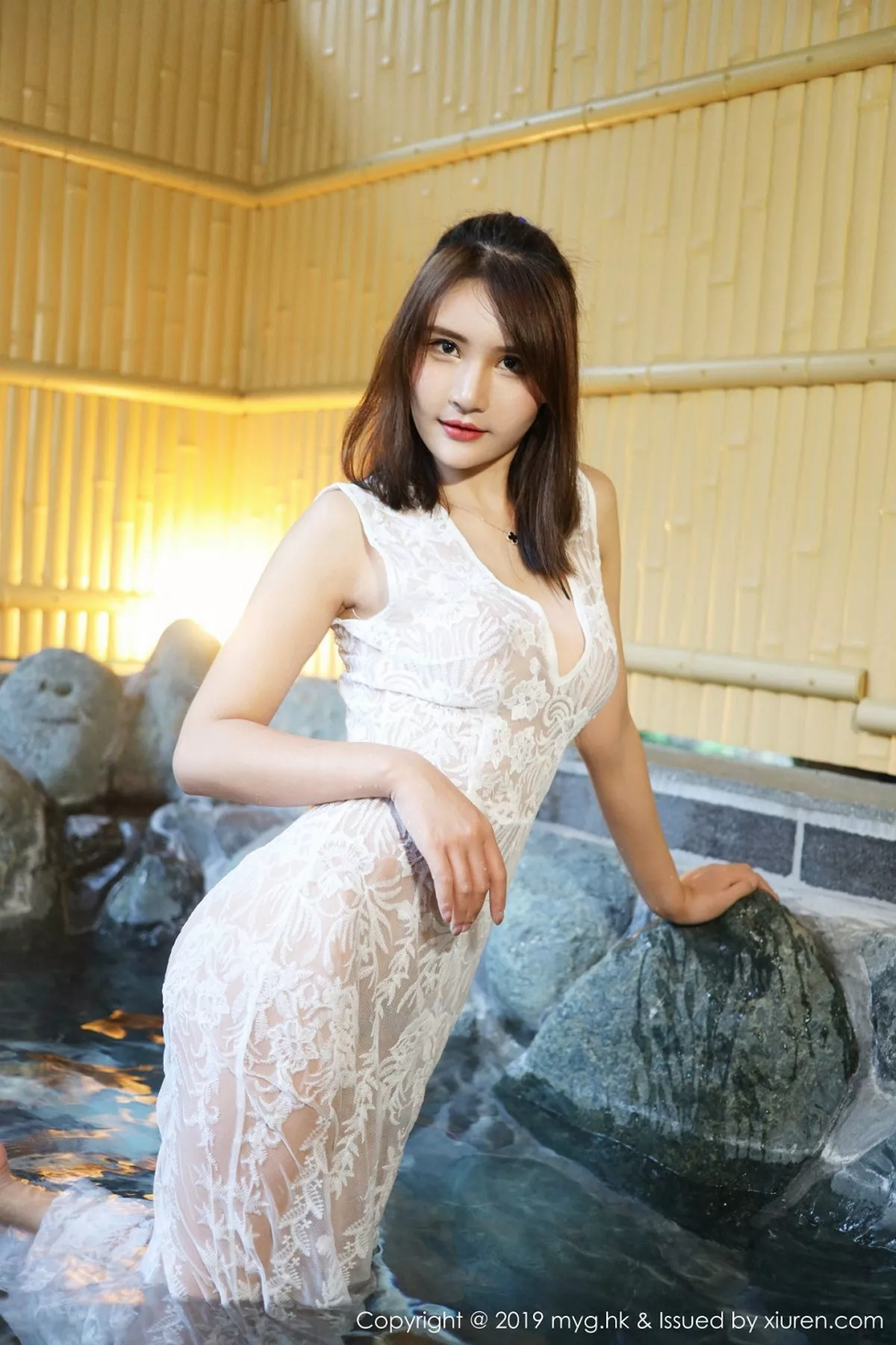 秀人集.com_[MyGirl美媛馆]Vol.345_女神SOLO-尹菲日本旅拍浴池里白色薄纱连身裙湿身诱惑写真43P