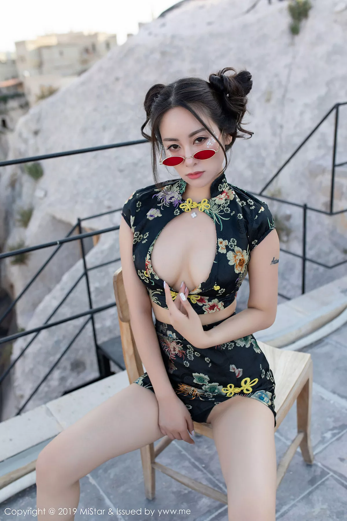 秀人集.com_[MiStar魅妍社]Vol.265_气质女神穆菲菲土耳其旅拍户外性感开胸衣秀白嫩肌肤写真50P