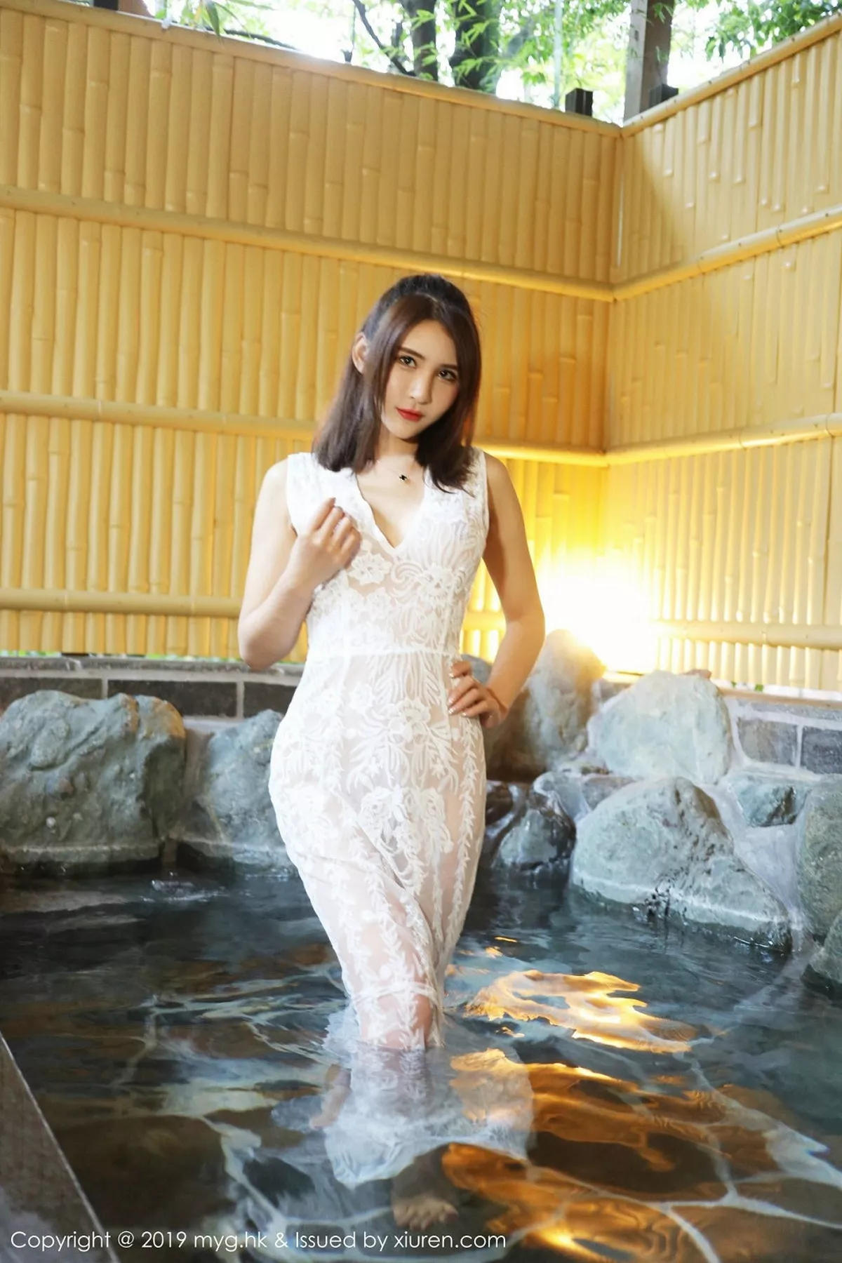 秀人集.com_[MyGirl美媛馆]Vol.345_女神SOLO-尹菲日本旅拍浴池里白色薄纱连身裙湿身诱惑写真43P