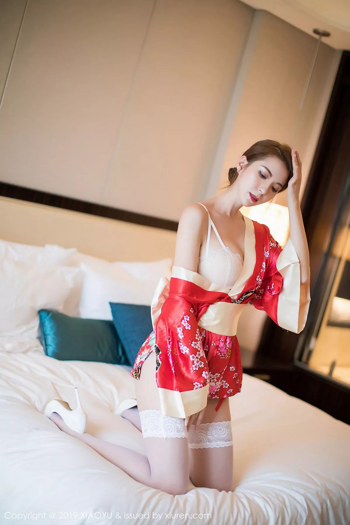 秀人集.com_[XiaoYu画语界]Vol.014_女神Carry私房性感红色和服配白色蕾丝袜妩媚诱惑写真53P