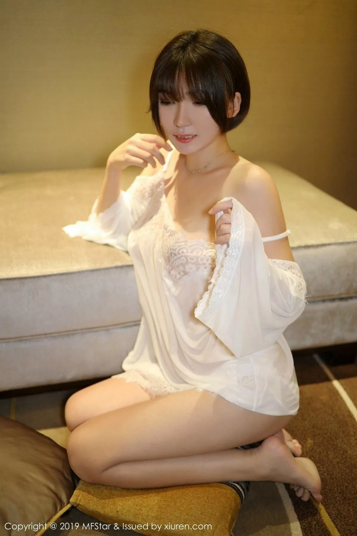 秀人集.com_[MFStar模范学院]Vol.183_靓丽美女冷不丁私房白色蕾丝睡衣秀完美身材诱惑写真40P