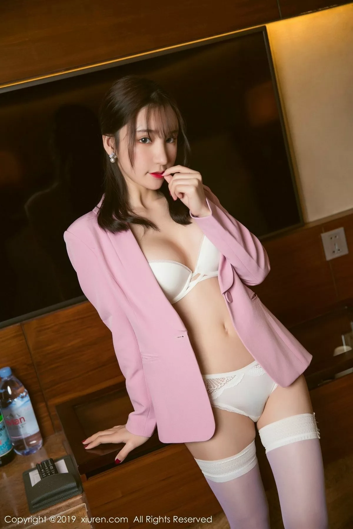 秀人集.com_[XiuRen秀人网]No.1391_嫩模周于希Sandy粉色OL装扮配白丝袜秀翘臀诱惑写真50P
