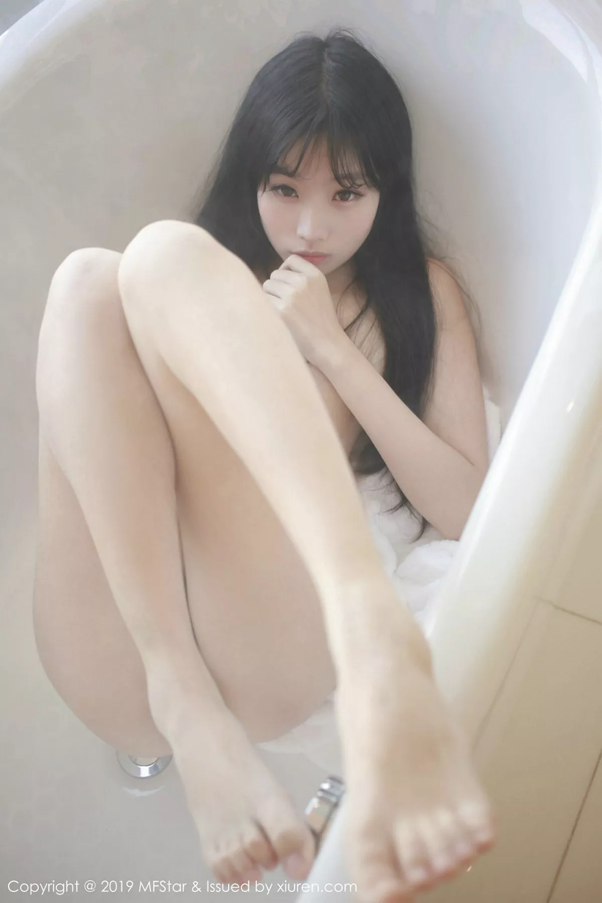 秀人集.com_[MFStar模范学院]Vol.189_嫩模草莓兔兔私房开背毛衣露豪乳翘臀撩人诱惑写真31P