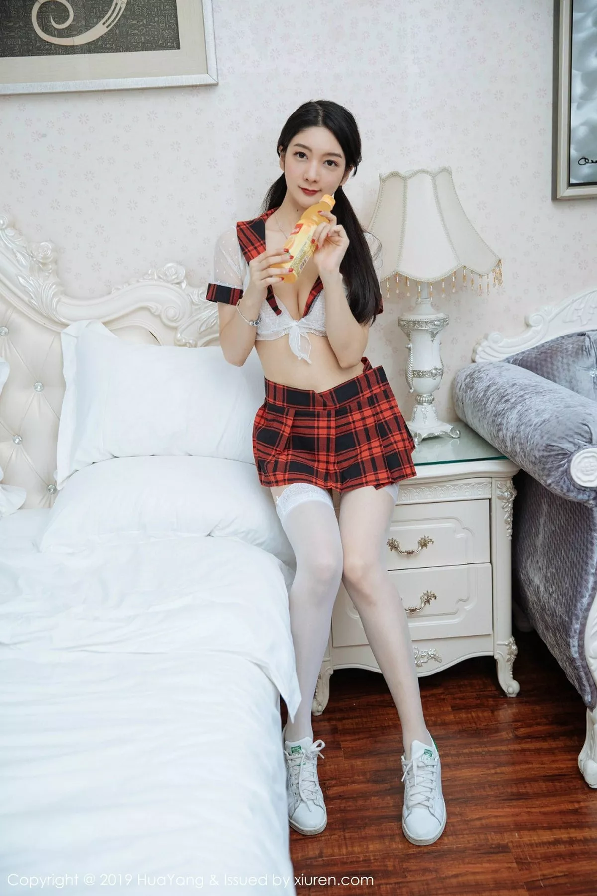 秀人集.com_[HuaYang花漾]Vol.137_女神Angela喜欢猫私房黑丝裤袜+白色蕾丝女仆装诱惑写真47P