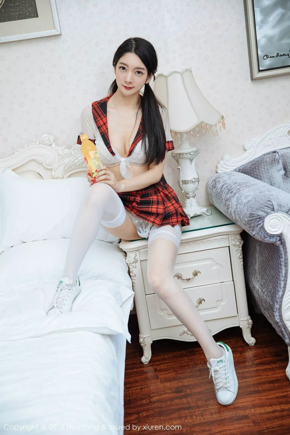 秀人集.com_[HuaYang花漾]Vol.137_女神Angela喜欢猫私房黑丝裤袜+白色蕾丝女仆装诱惑写真47P