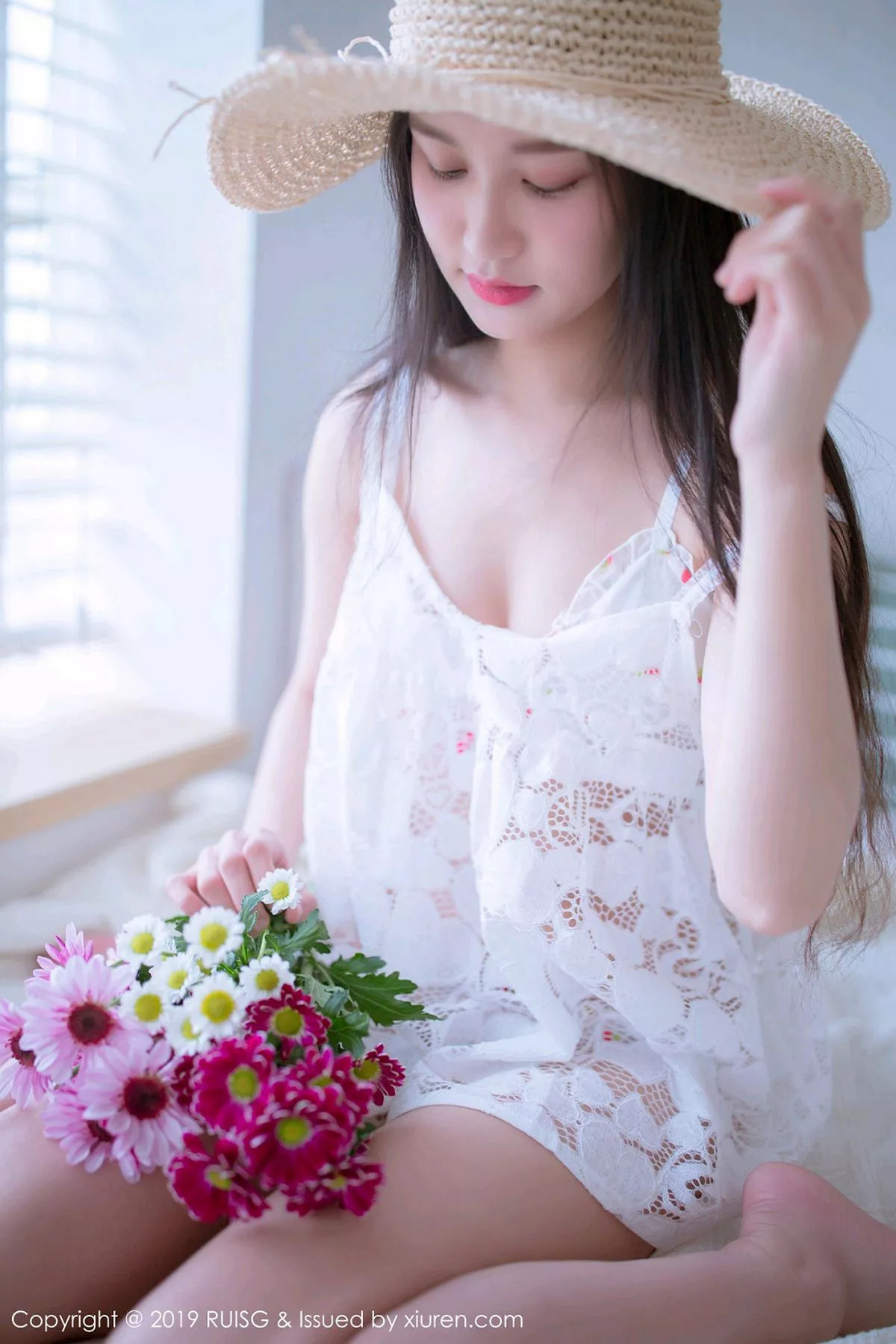 秀人集.com_[RUISG瑞丝馆]Vol.068_嫩模深紫Julie私房清甜可人草帽女孩系列靓丽迷人写真49P