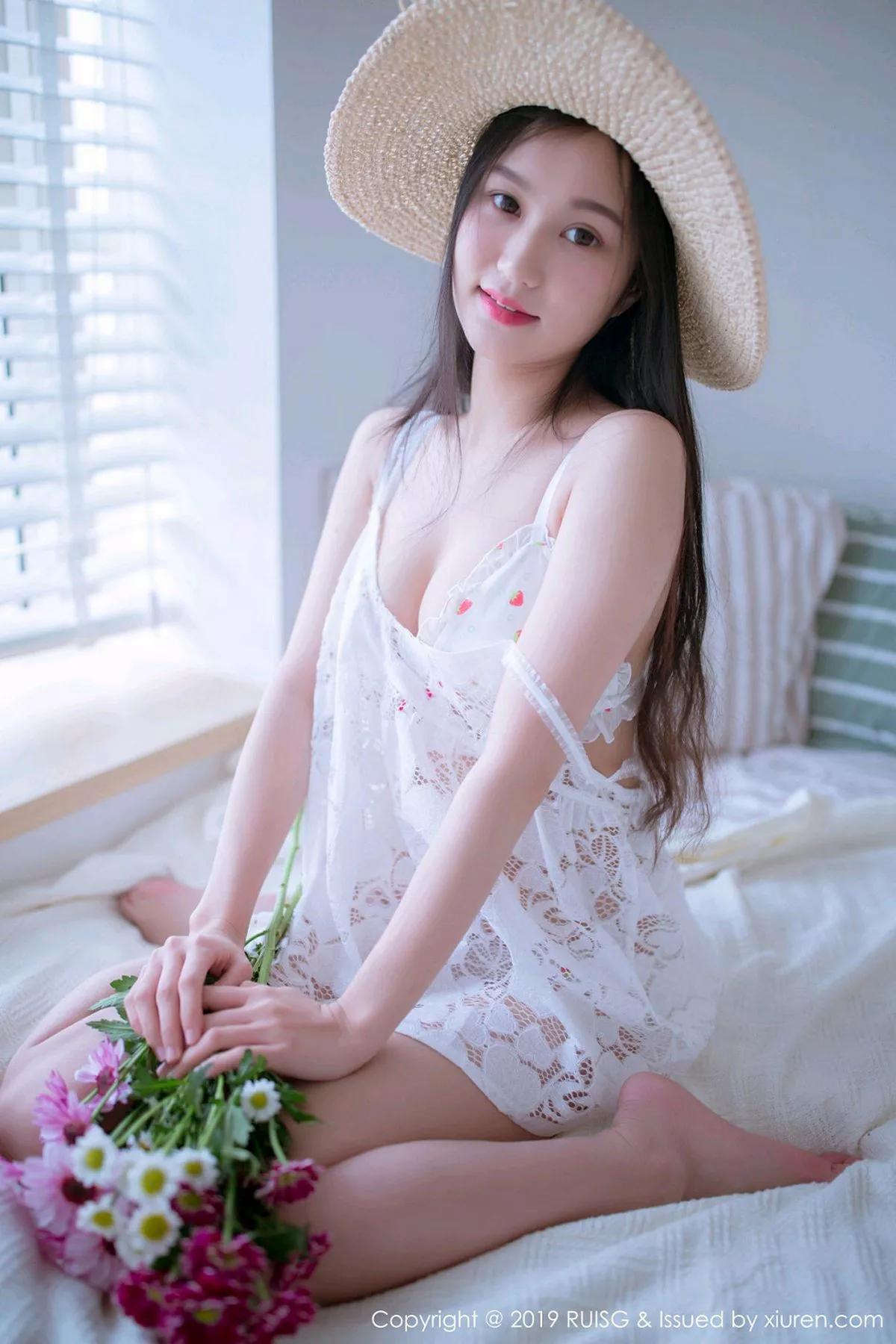 秀人集.com_[RUISG瑞丝馆]Vol.068_嫩模深紫Julie私房清甜可人草帽女孩系列靓丽迷人写真49P