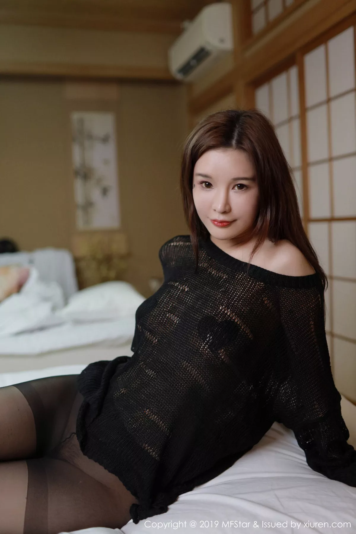 秀人集.com_[MFStar模范学院]Vol.195_女神张雨萌日本旅拍私房床上露豪乳遮点喷血诱惑写真33P