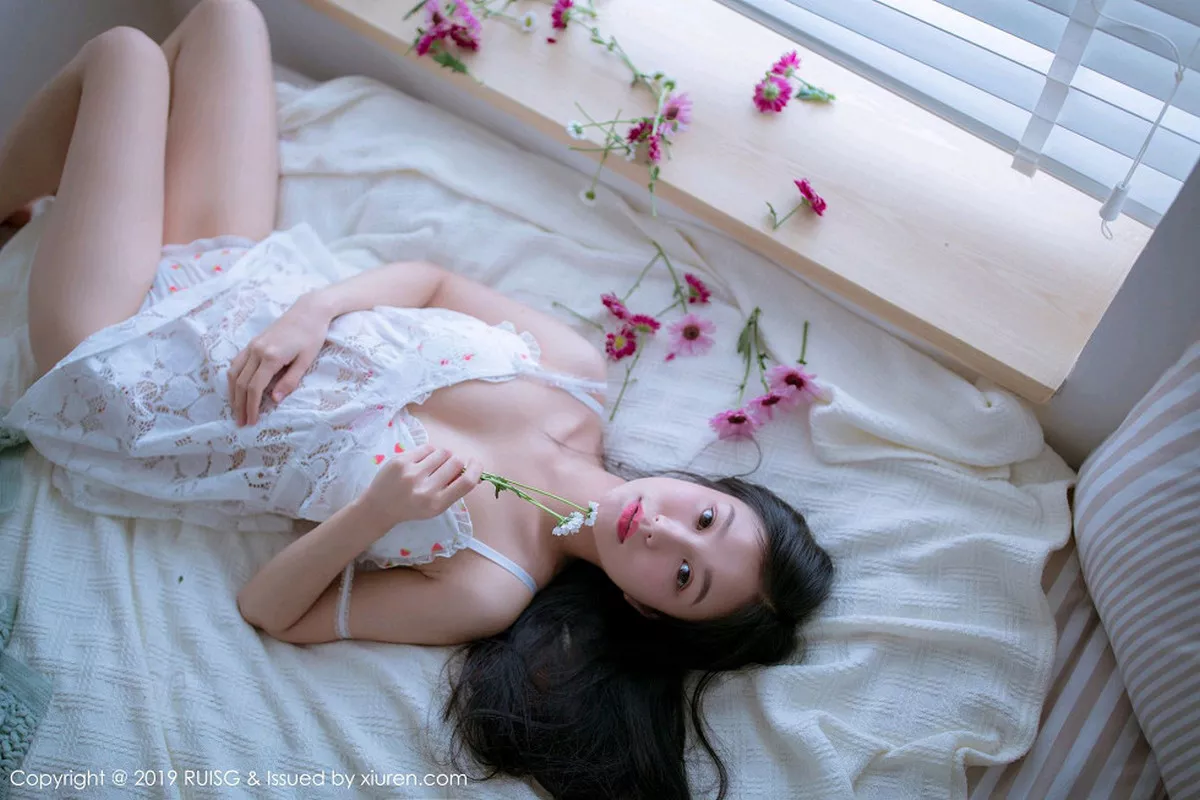 秀人集.com_[RUISG瑞丝馆]Vol.068_嫩模深紫Julie私房清甜可人草帽女孩系列靓丽迷人写真49P