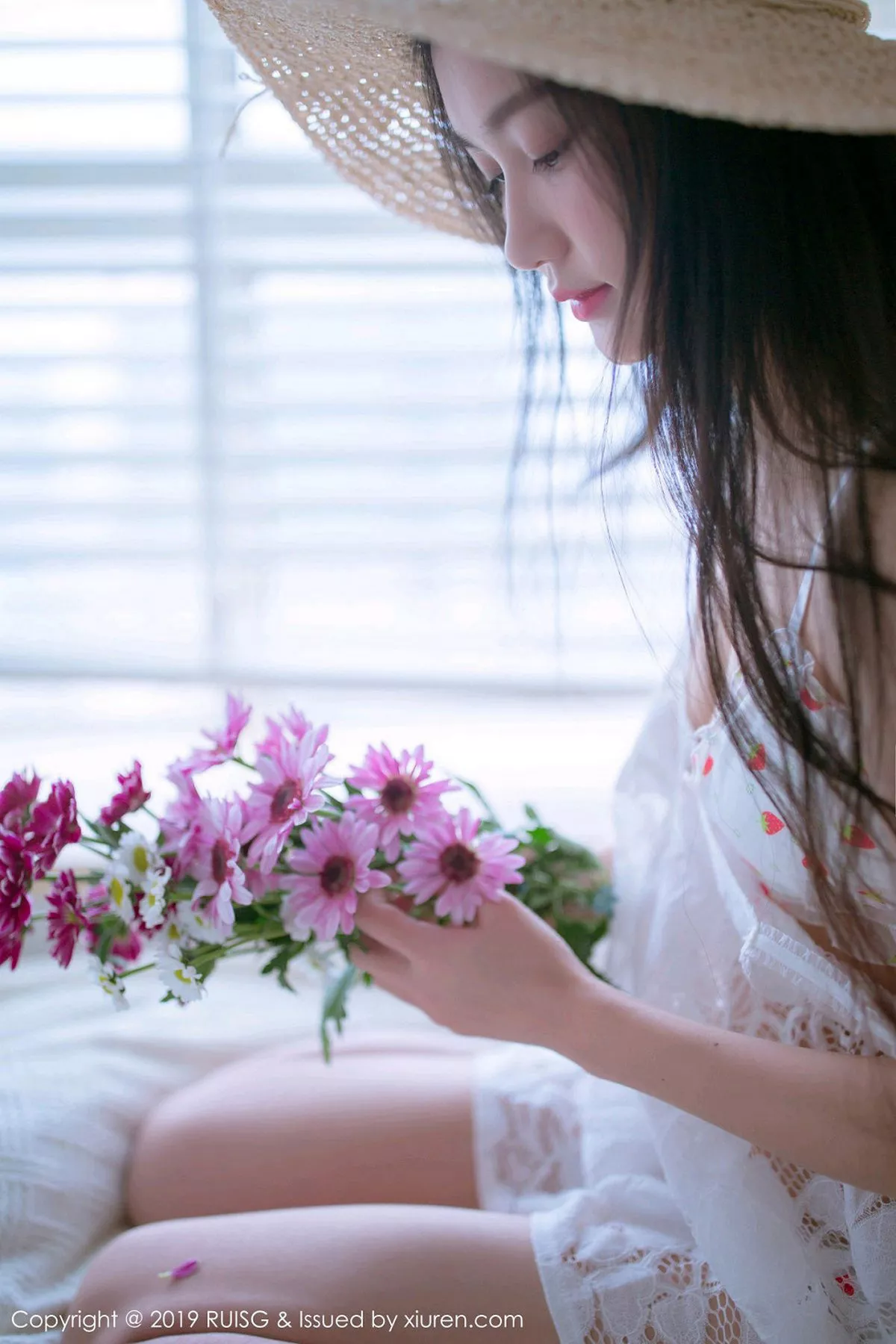 秀人集.com_[RUISG瑞丝馆]Vol.068_嫩模深紫Julie私房清甜可人草帽女孩系列靓丽迷人写真49P