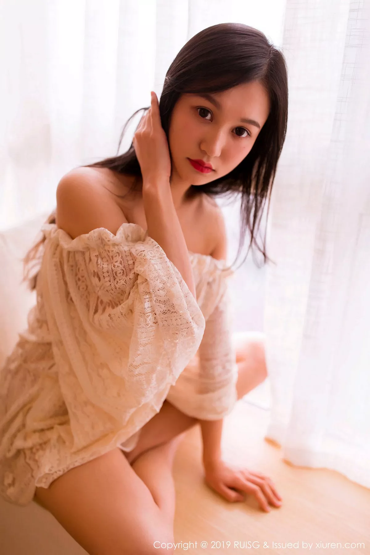 秀人集.com_[RUISG瑞丝馆]Vol.066_嫩模深紫Julie私房白色缕空针织衣半脱露完美身材诱惑写真42P