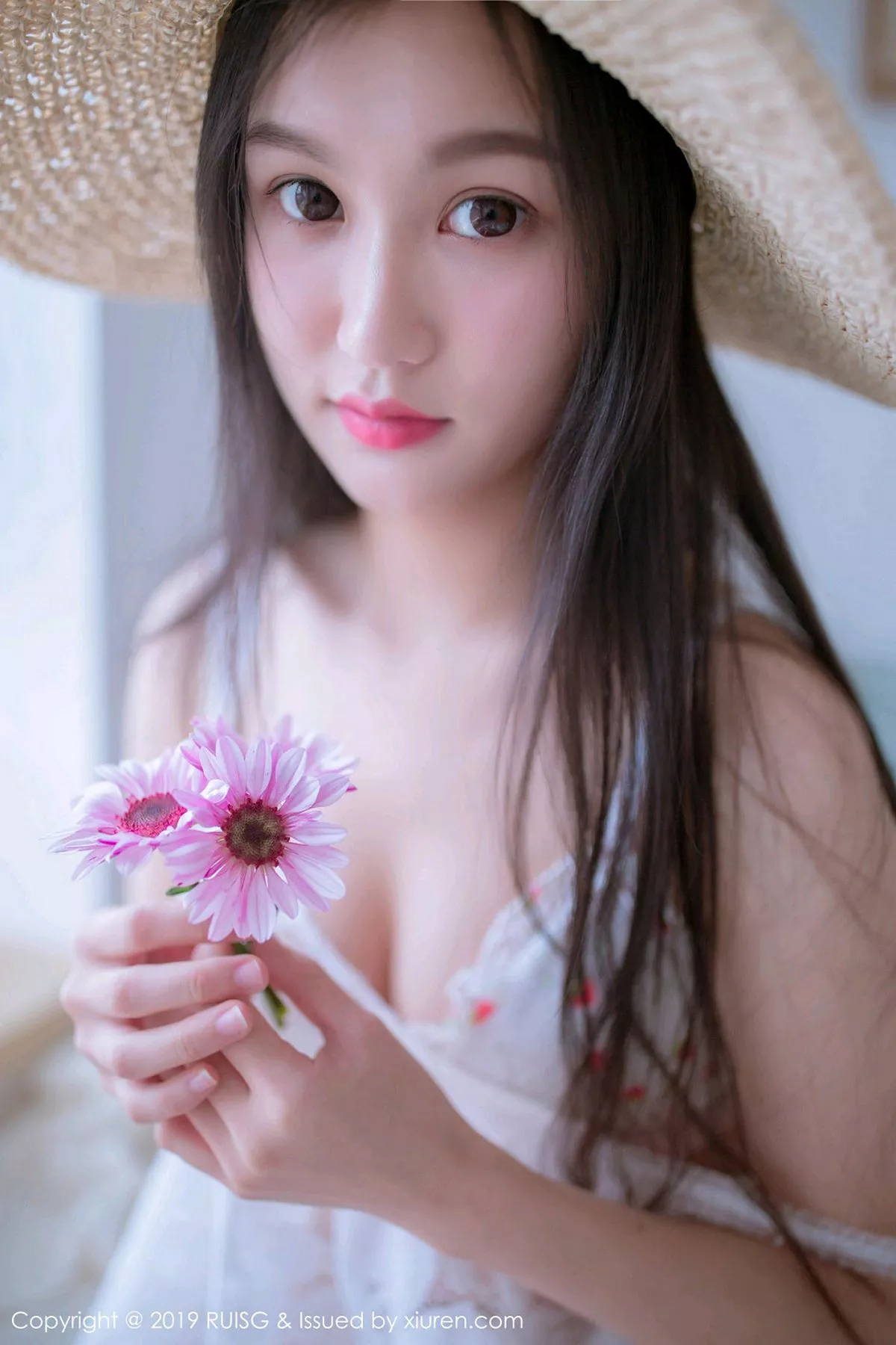 秀人集.com_[RUISG瑞丝馆]Vol.068_嫩模深紫Julie私房清甜可人草帽女孩系列靓丽迷人写真49P