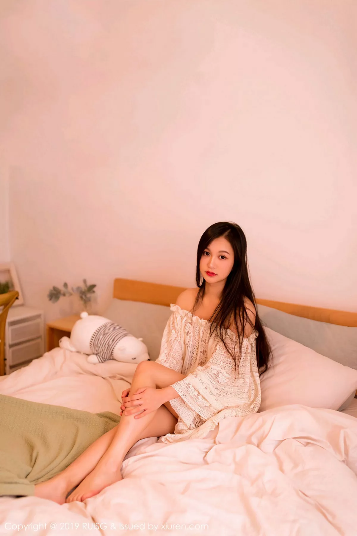 秀人集.com_[RUISG瑞丝馆]Vol.066_嫩模深紫Julie私房白色缕空针织衣半脱露完美身材诱惑写真42P