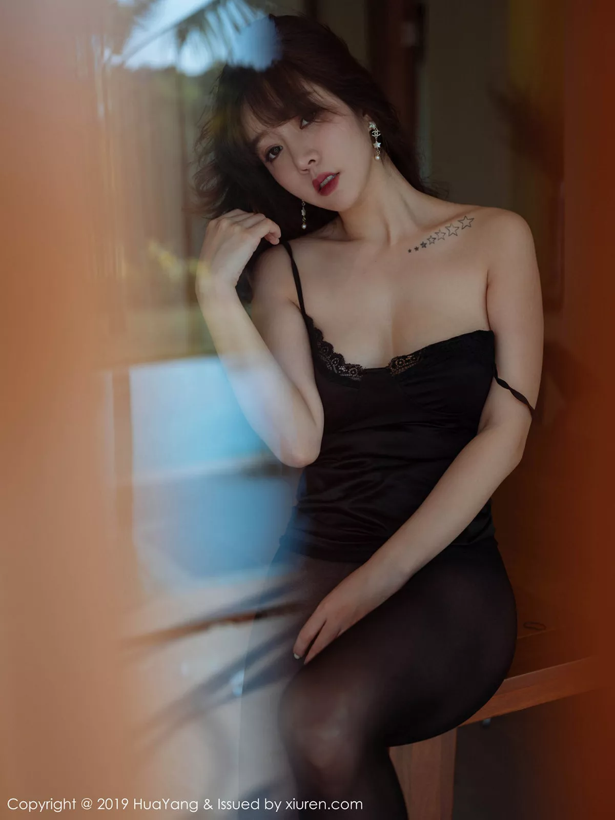 秀人集.com_[HuaYang花漾]Vol.143_女神王雨纯富国岛旅拍私房开档无内黑丝裤袜惹火诱惑写真50P