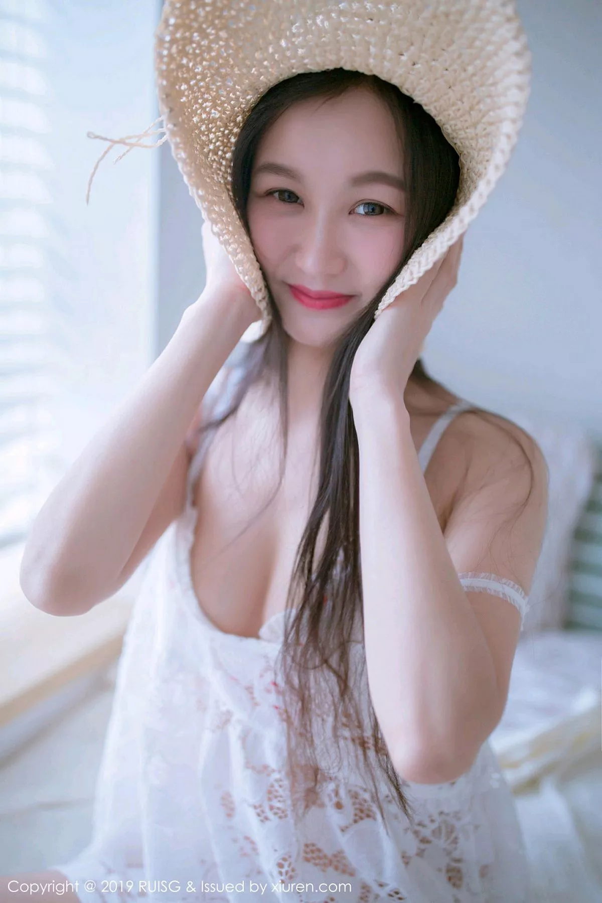 秀人集.com_[RUISG瑞丝馆]Vol.068_嫩模深紫Julie私房清甜可人草帽女孩系列靓丽迷人写真49P
