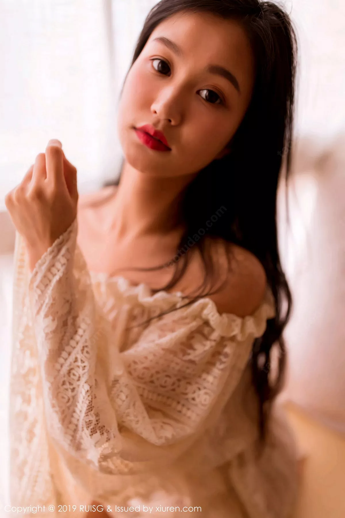 秀人集.com_[RUISG瑞丝馆]Vol.066_嫩模深紫Julie私房白色缕空针织衣半脱露完美身材诱惑写真42P