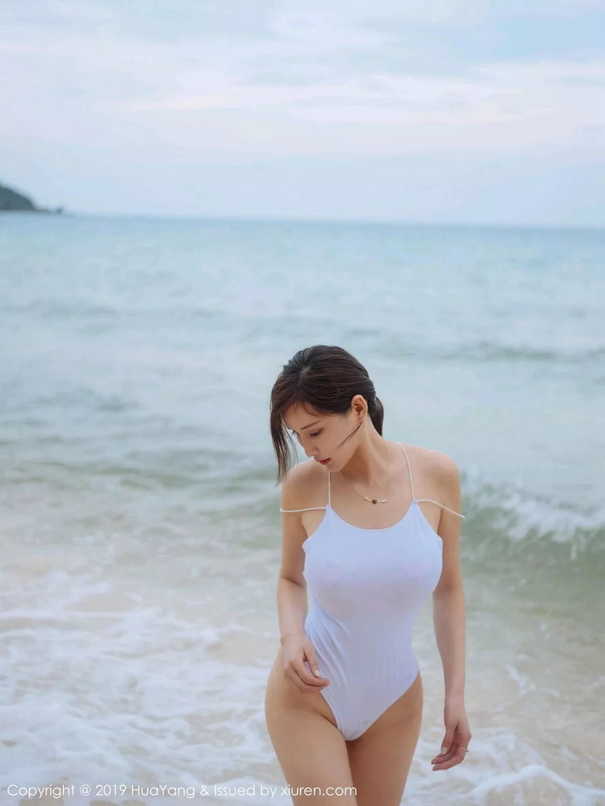 秀人集.com_[HuaYang花漾]Vol.149_女神奶瓶土肥圆富国岛旅拍海边白色比基尼秀完美身材诱惑写真50P