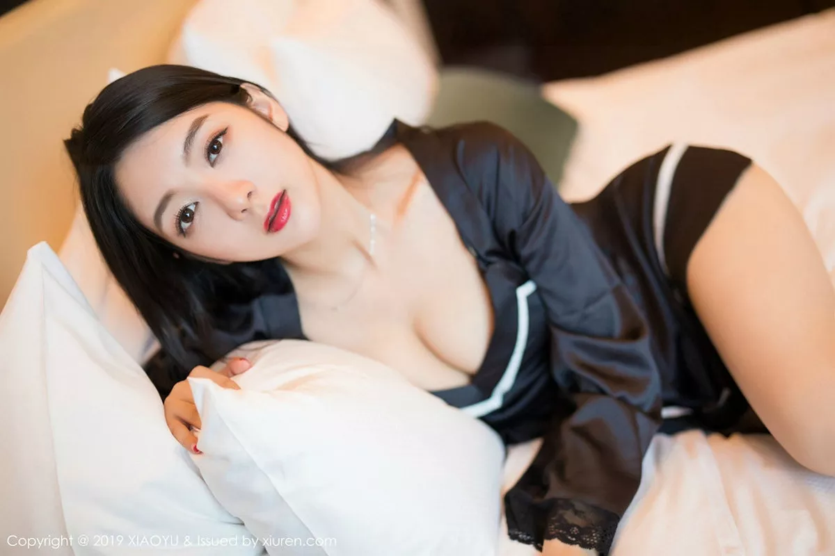 秀人集.com_[XiaoYu画语界]Vol.103_女神Angela喜欢猫私房黑色睡衣半脱露蕾丝内衣惹火诱惑写真62P