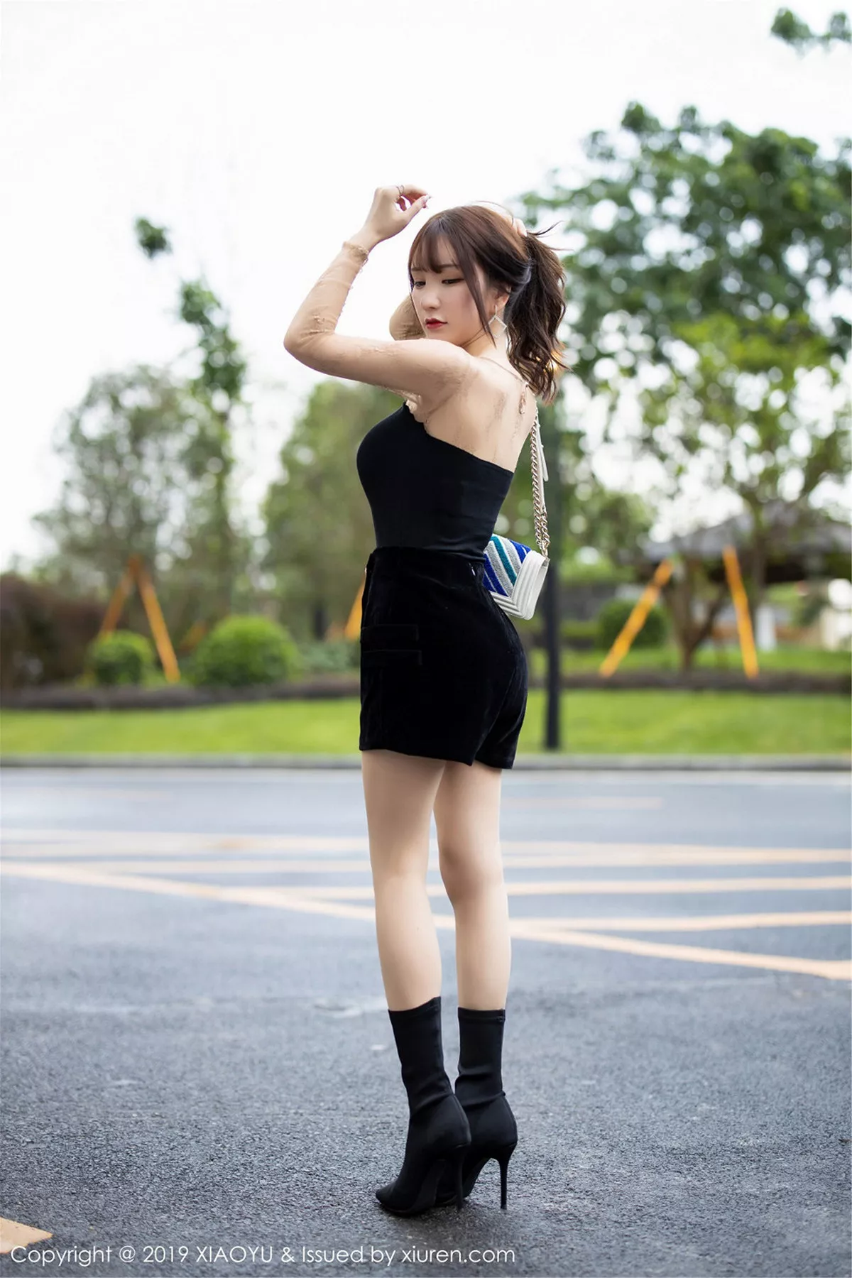 秀人集.com_[XiaoYu画语界]Vol.125_嫩模周于希Sandy外景车拍脱连身裙无内肉丝裤袜惹火诱惑写真60P