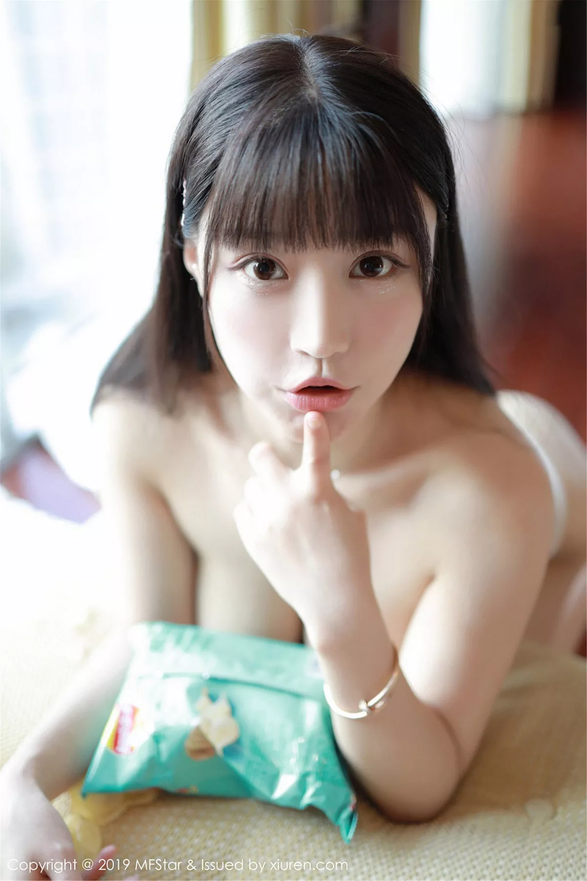 秀人集.com_[MFStar模范学院]Vol.206_嫩模Flower朱可儿私房脱内衣露豪乳薯片遮点极致诱惑写真50P