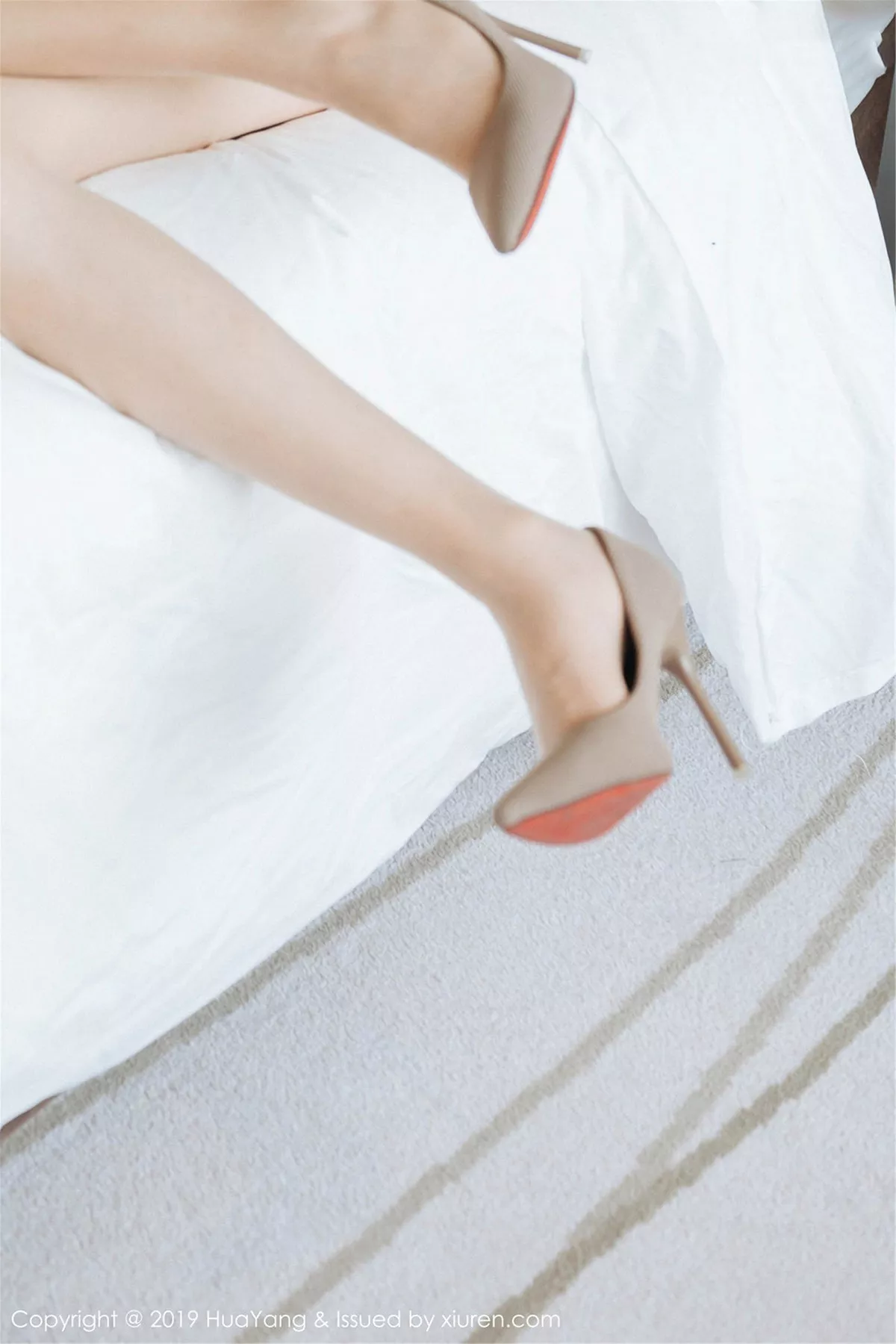 秀人集.com_[HuaYang花漾]Vol.163_嫩模艺轩私房白色大床上高叉连体黑丝配肉丝裤袜诱惑写真51P