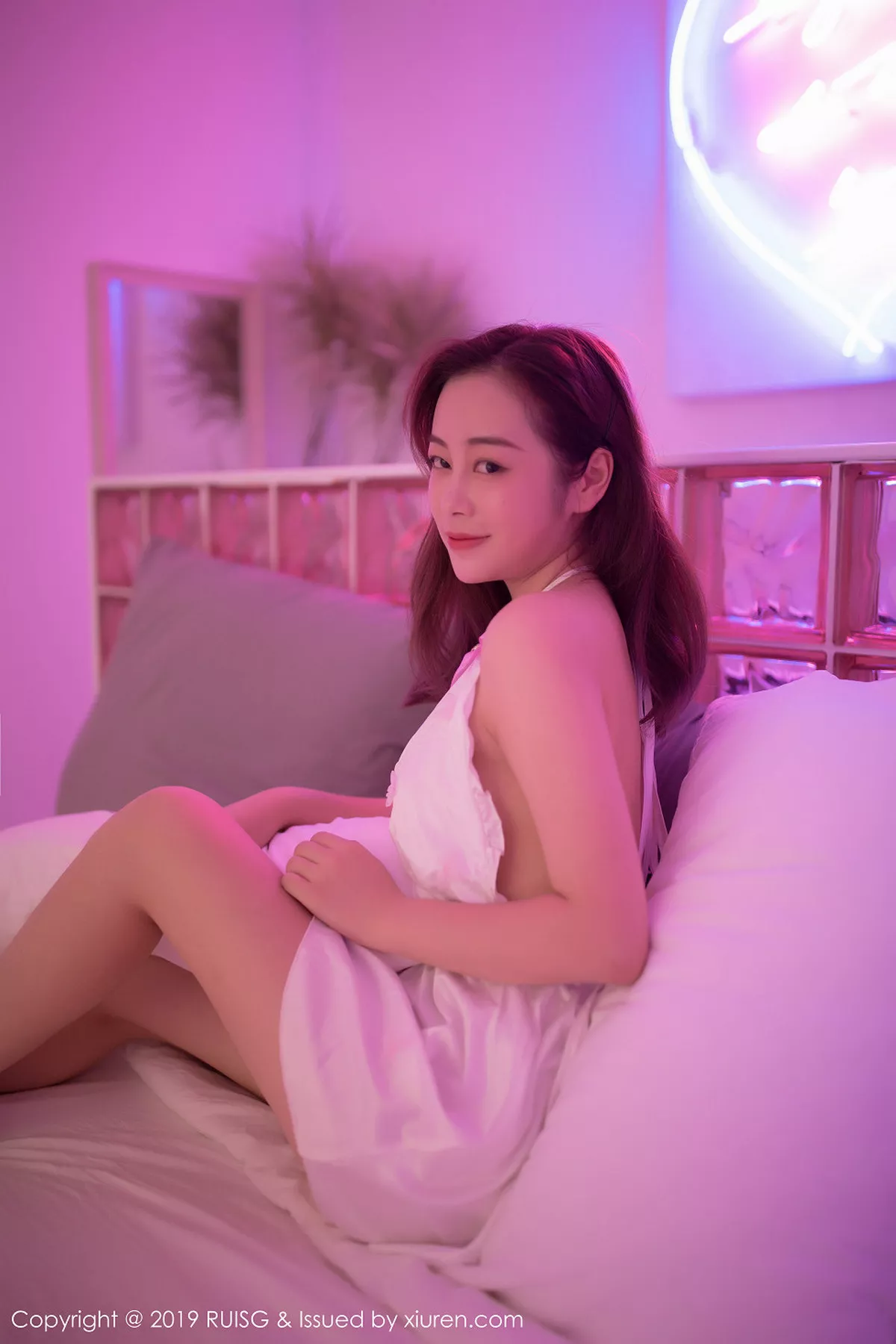 秀人集.com_[RUISG瑞丝馆]Vol.075_嫩模Eileen爱琳私房白色吊带开胸连身裙秀完美身材诱惑写真45P